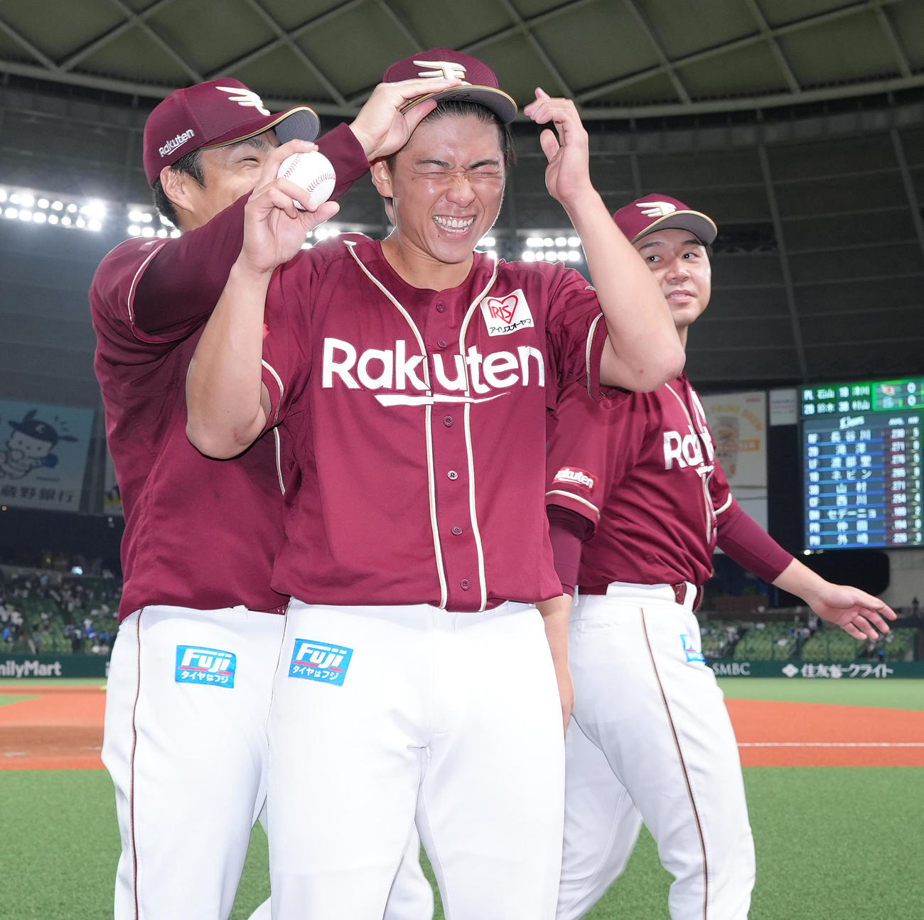 プロ初勝利を飾り、則本（左）から手荒い祝福を受ける楽天柴田（撮影・菅敏）