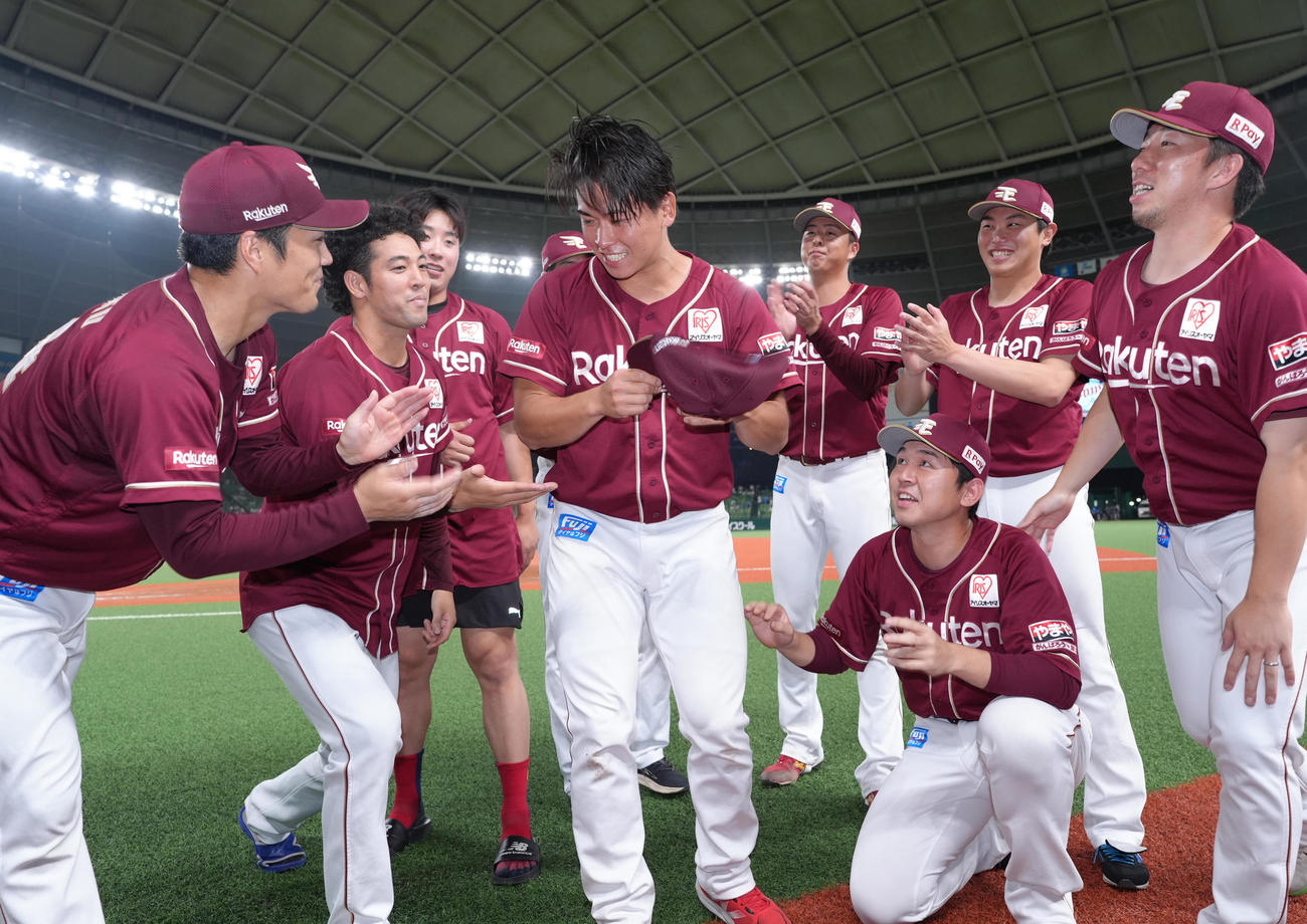 西武対楽天　プロ初勝利を飾り、投手陣から祝福される楽天柴田（中央）（撮影・菅敏）