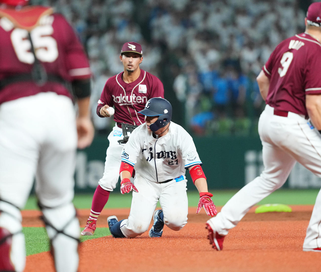 西武対楽天　4回裏西武2死一塁、打者は長谷川信哉の時、一二塁間に挟まれ、アウトとなる炭谷（撮影・菅敏）