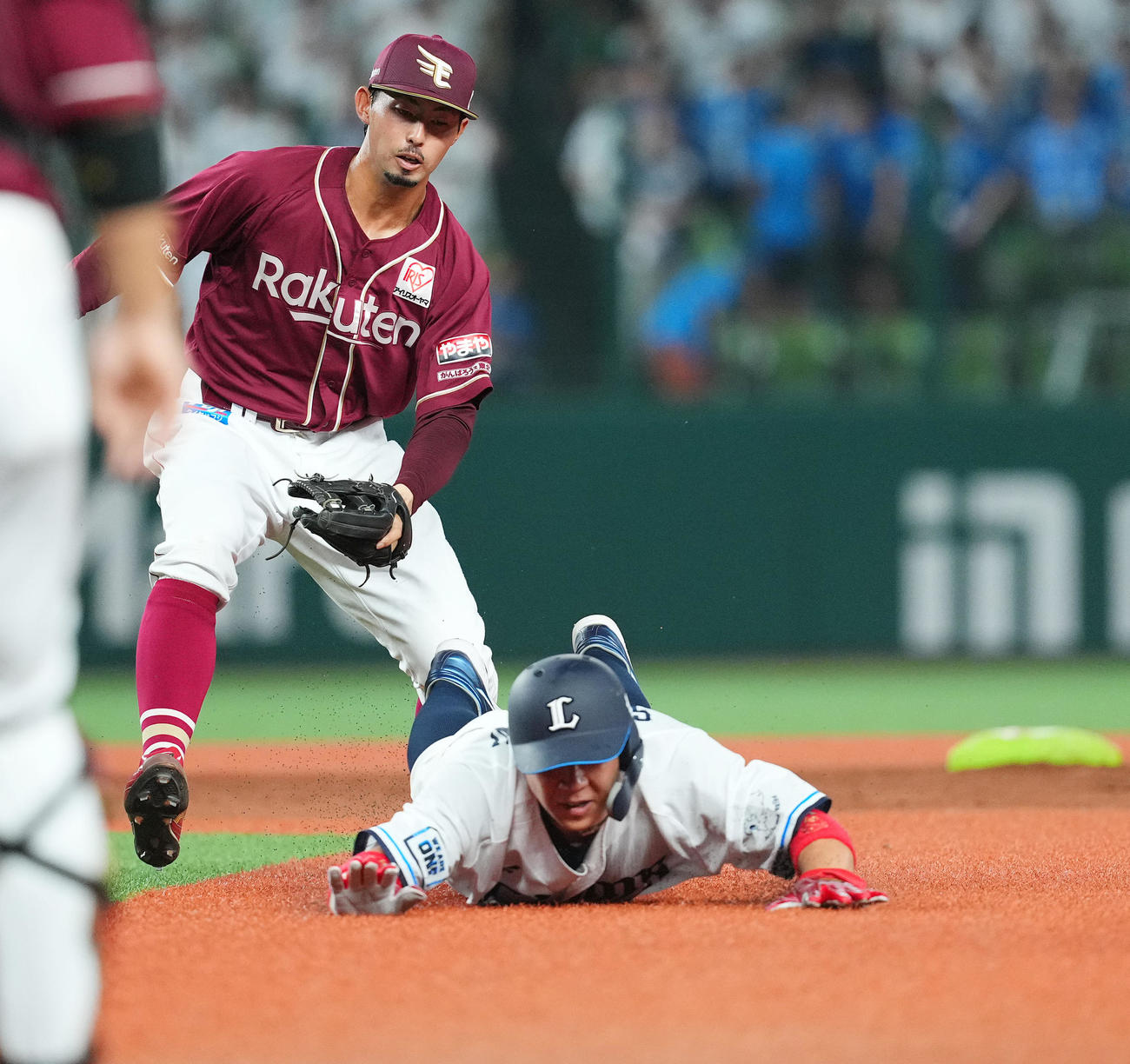 西武対楽天　4回裏西武2死一塁、打者は長谷川信哉の時、一二塁間に挟まれ、アウトとなる炭谷（撮影・菅敏）