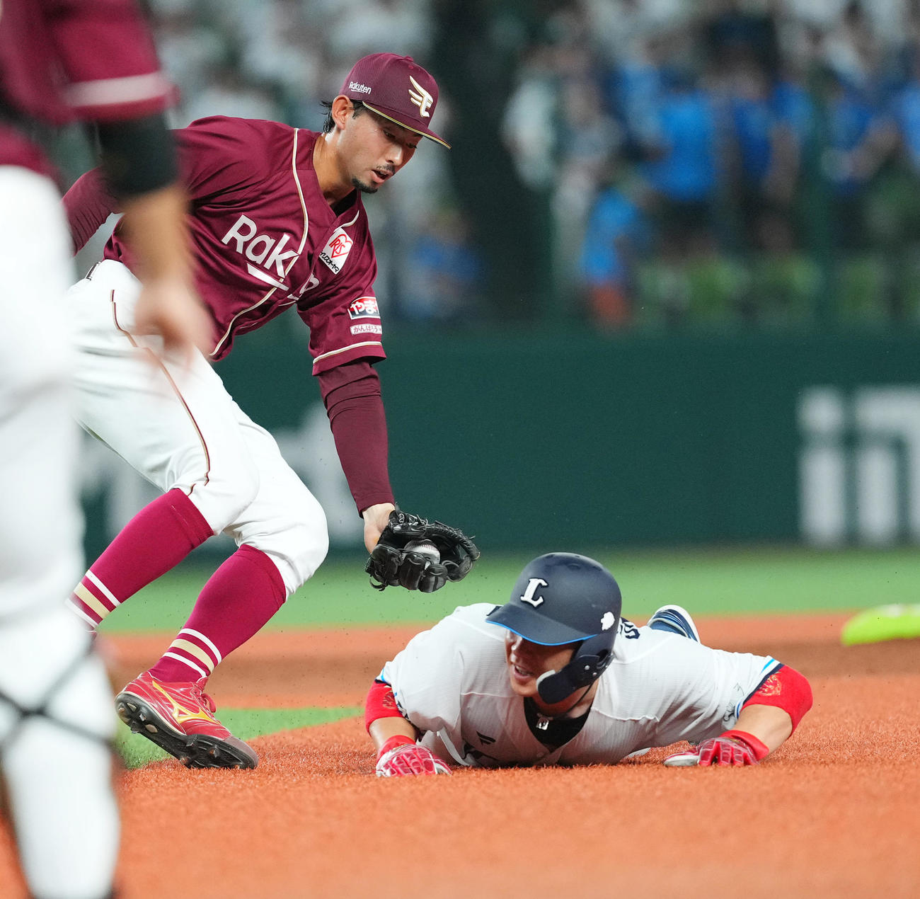 西武対楽天　4回裏西武2死一塁、打者は長谷川信哉の時、一二塁間に挟まれ、アウトとなる炭谷（撮影・菅敏）