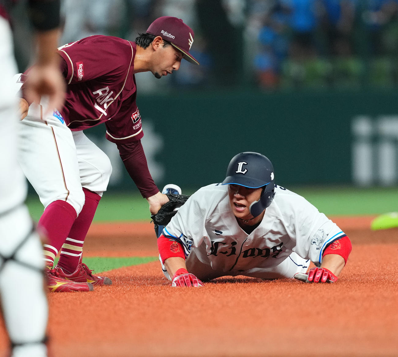 西武対楽天　4回裏西武2死一塁、打者は長谷川信哉の時、一二塁間に挟まれ、アウトとなる炭谷（撮影・菅敏）