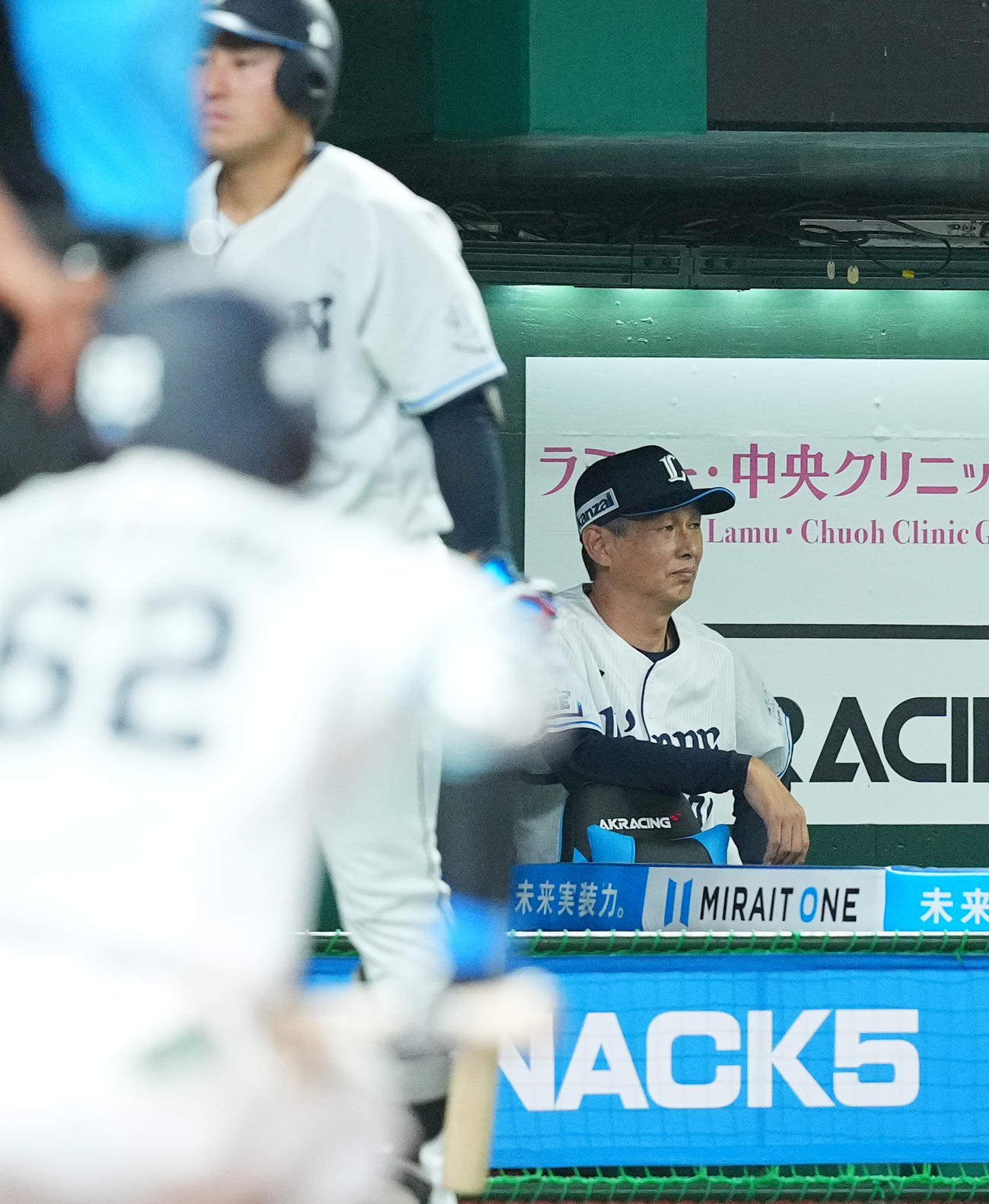 西武対楽天　試合を見守る西武西口監督（後方）（撮影・菅敏）