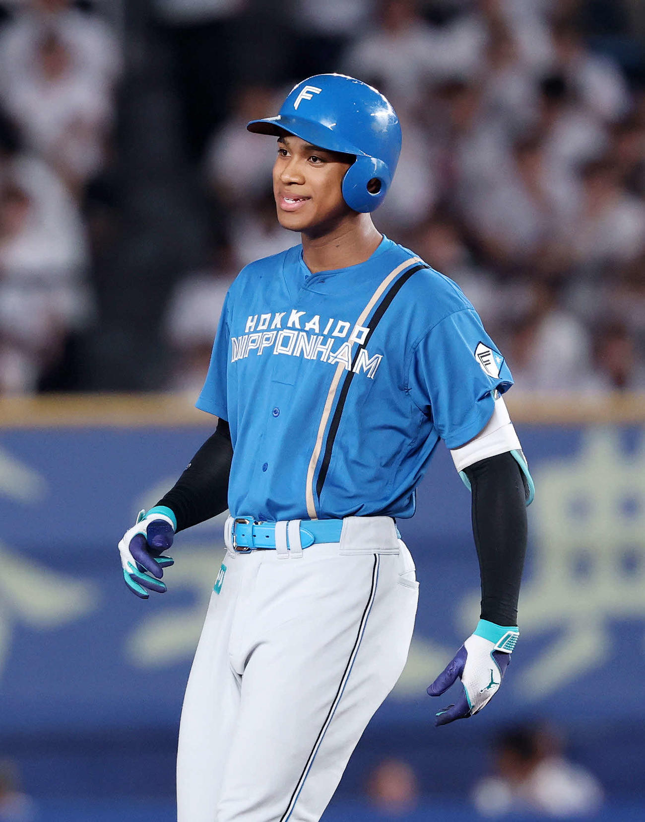 ロッテ対日本ハム　6回表日本ハム1死、万波は左越え二塁打を放ち笑顔を見せる（撮影・鈴木正人）