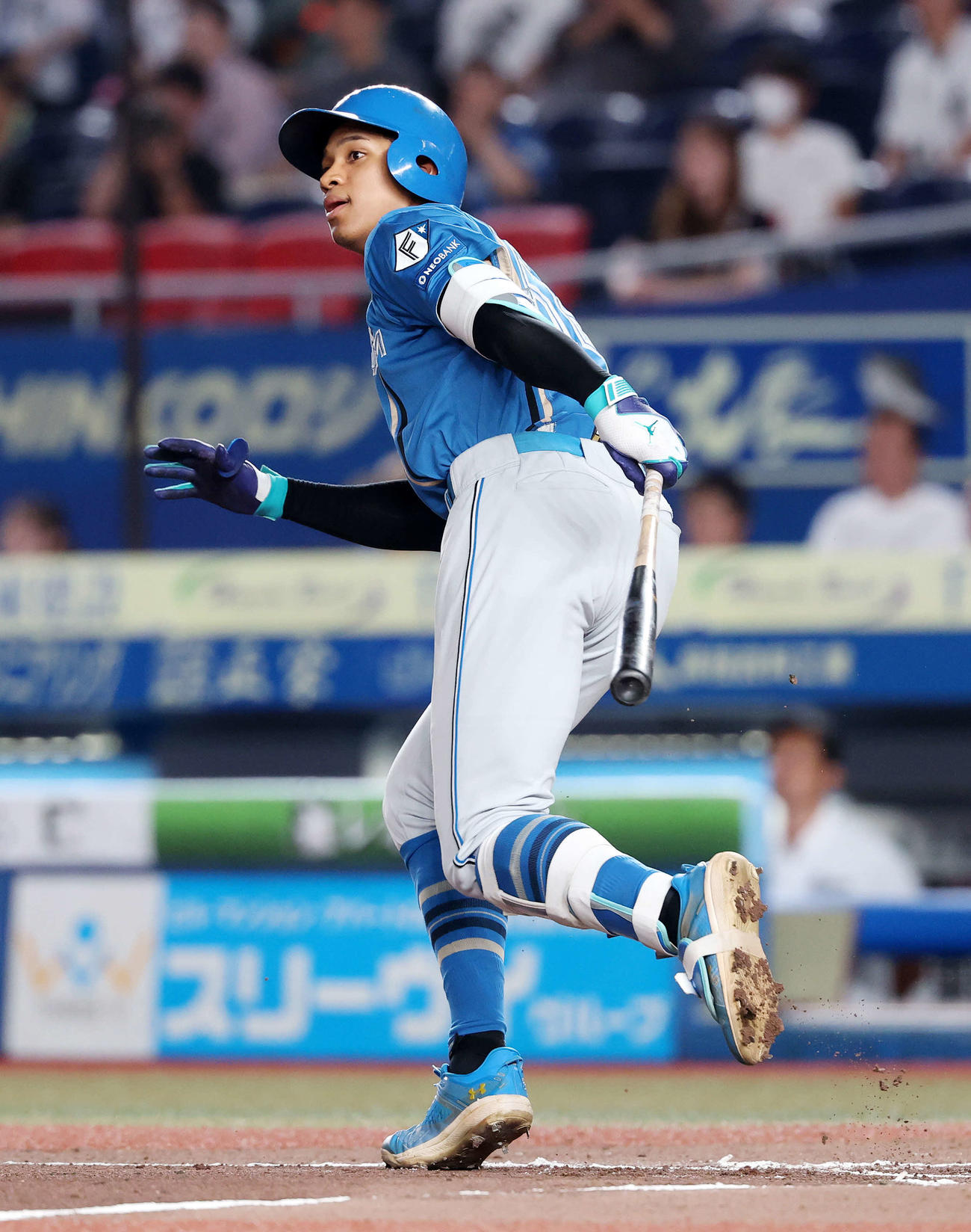 ロッテ対日本ハム　6回表日本ハム1死、万波は左越え二塁打を放つ（撮影・鈴木正人）