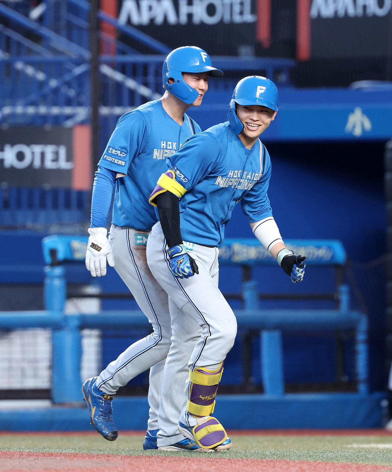 ロッテ対日本ハム　4回表日本ハム無死一塁、田宮（右）は右越え2点本塁打を放ち笑顔を見せる（撮影・鈴木正人）