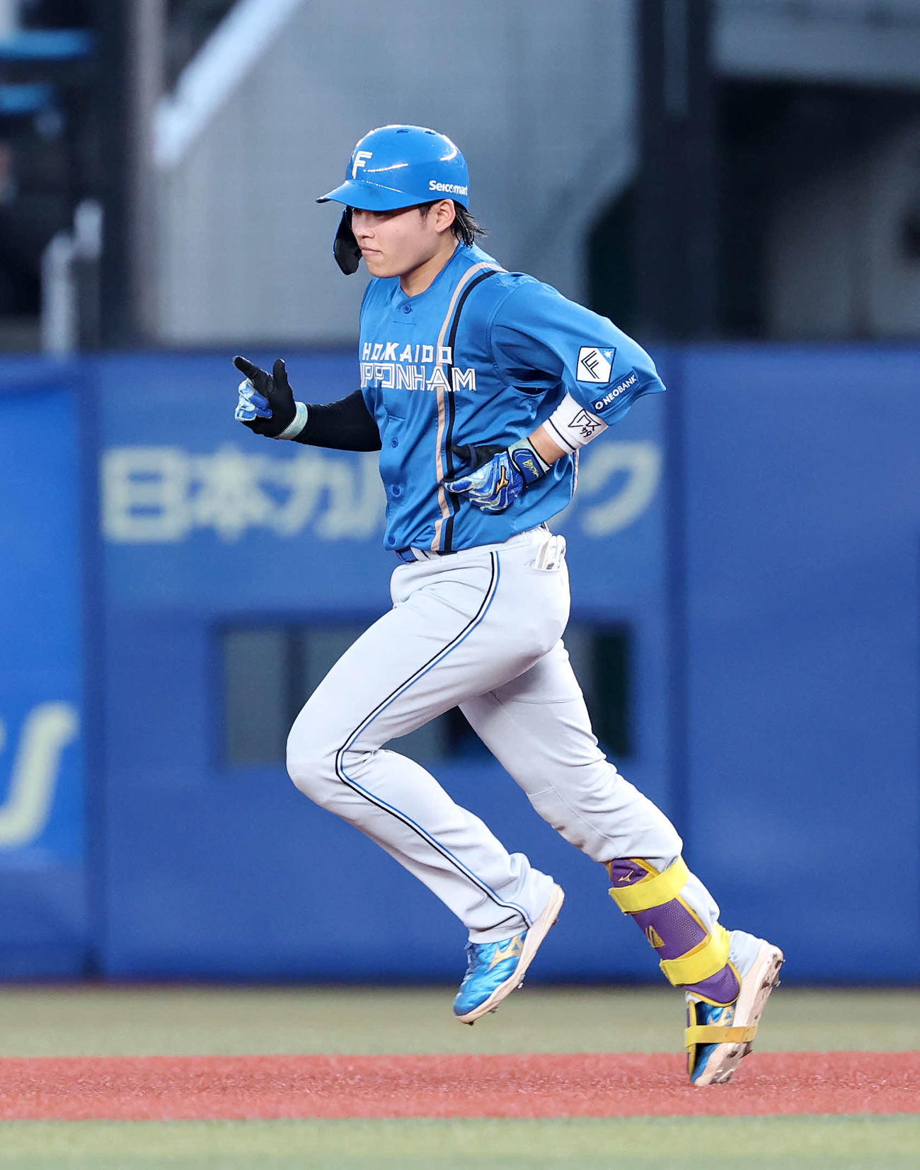 ロッテ対日本ハム　4回表日本ハム無死一塁、田宮は右越え2点本塁打を放ちポーズを決める（撮影・鈴木正人）