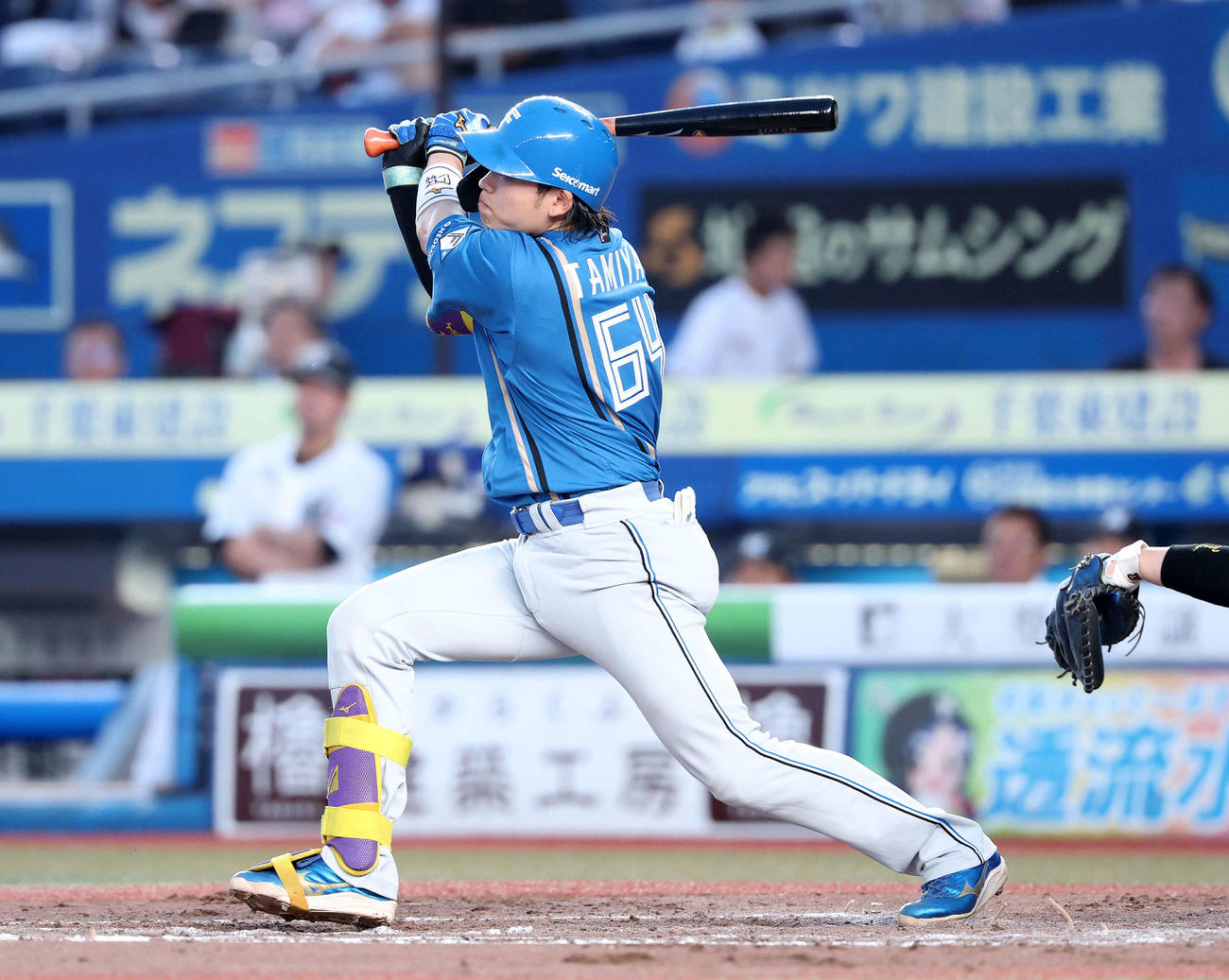 ロッテ対日本ハム　4回表日本ハム無死一塁、田宮は右越え2点本塁打を放つ（撮影・鈴木正人）