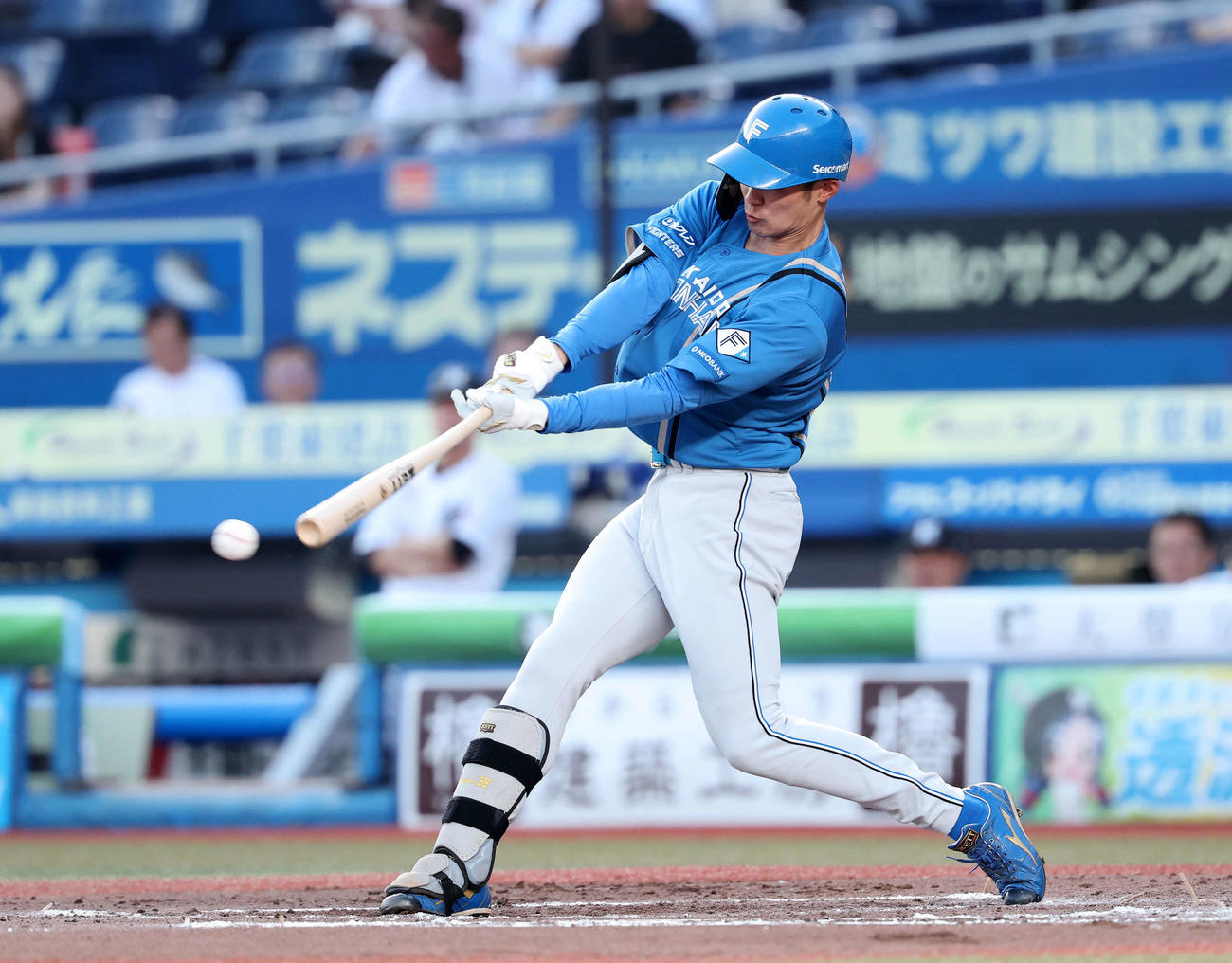 ロッテ対日本ハム　2回表日本ハム無死、石井は右越え二塁打を放つ（撮影・鈴木正人）