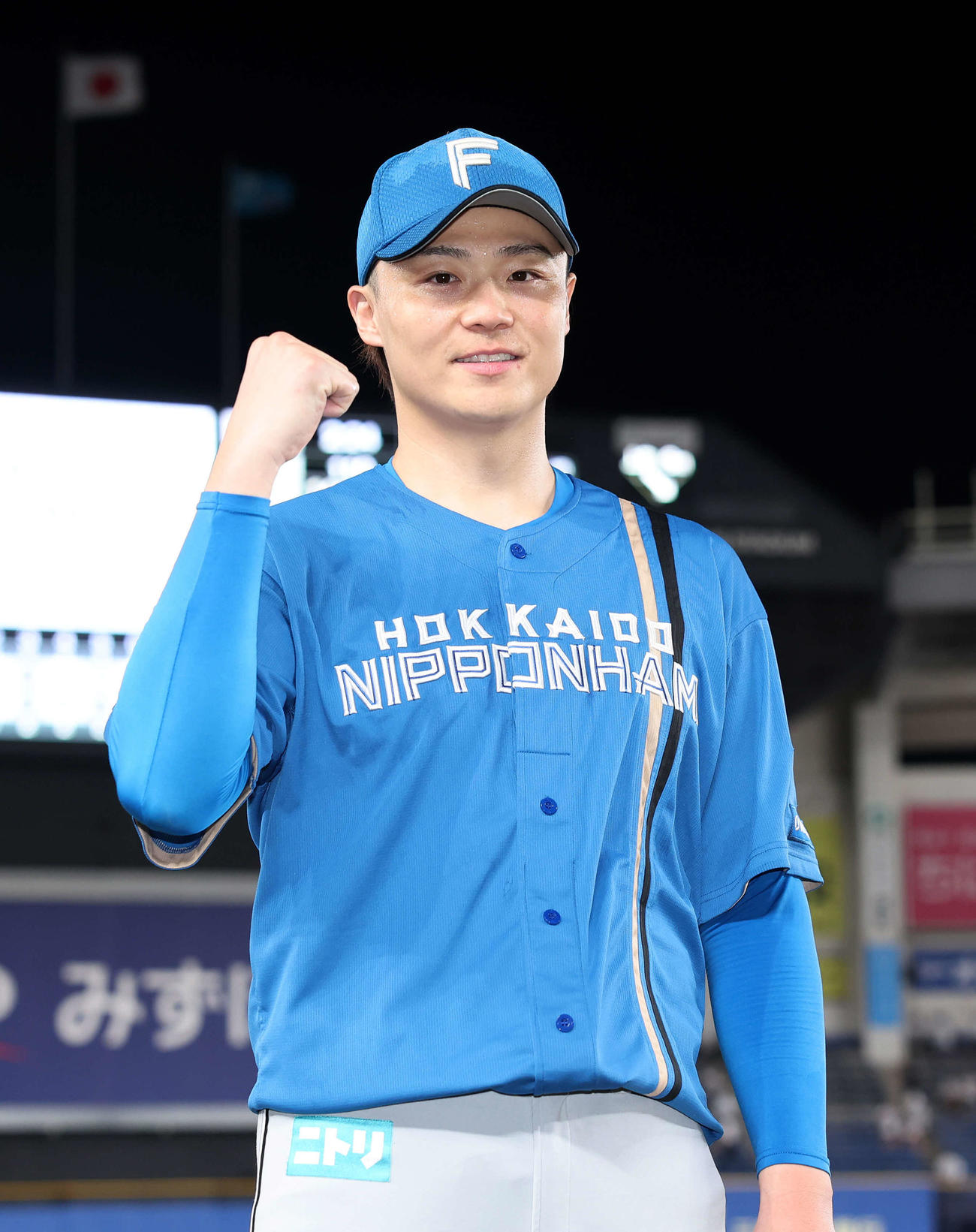 ロッテ対日本ハム　完投勝利しガッツポーズする日本ハム山崎（撮影・鈴木正人）