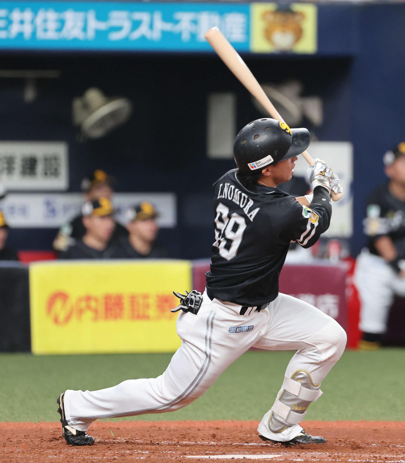 オリックス対ソフトバンク　3回表ソフトバンク1死二塁、野村は左前適時打を放つ（撮影・西尾就之）