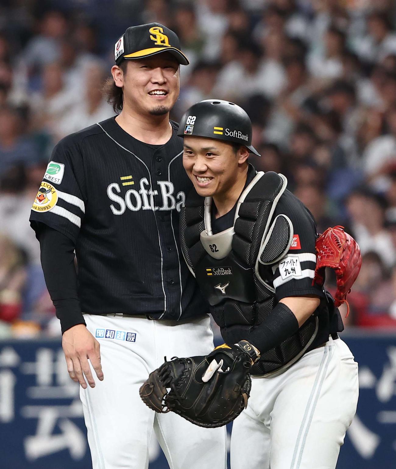 オリックス対ソフトバンク　オリックスに勝利し笑顔を見せる杉山（左）と海野（撮影・上田博志）