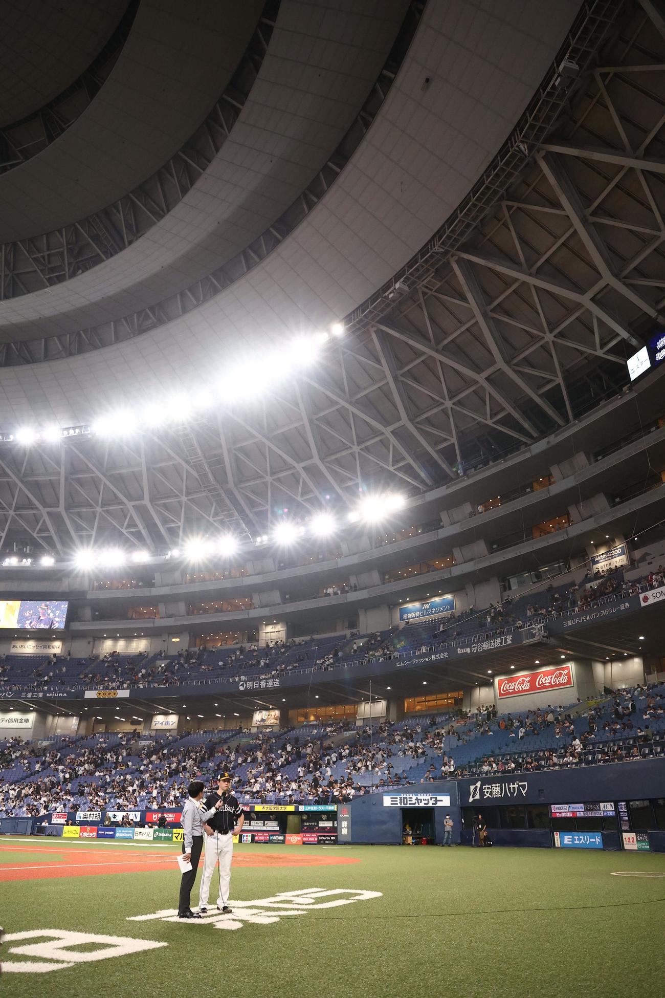 オリックス対ソフトバンク　6勝目をあげた大関はヒーローインタビューを受ける（撮影・上田博志）