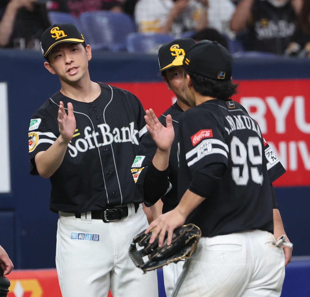 オリックス対ソフトバンク　6勝目を挙げたソフトバンク大関は決勝適時打の野村とタッチをかわす（撮影・西尾就之）