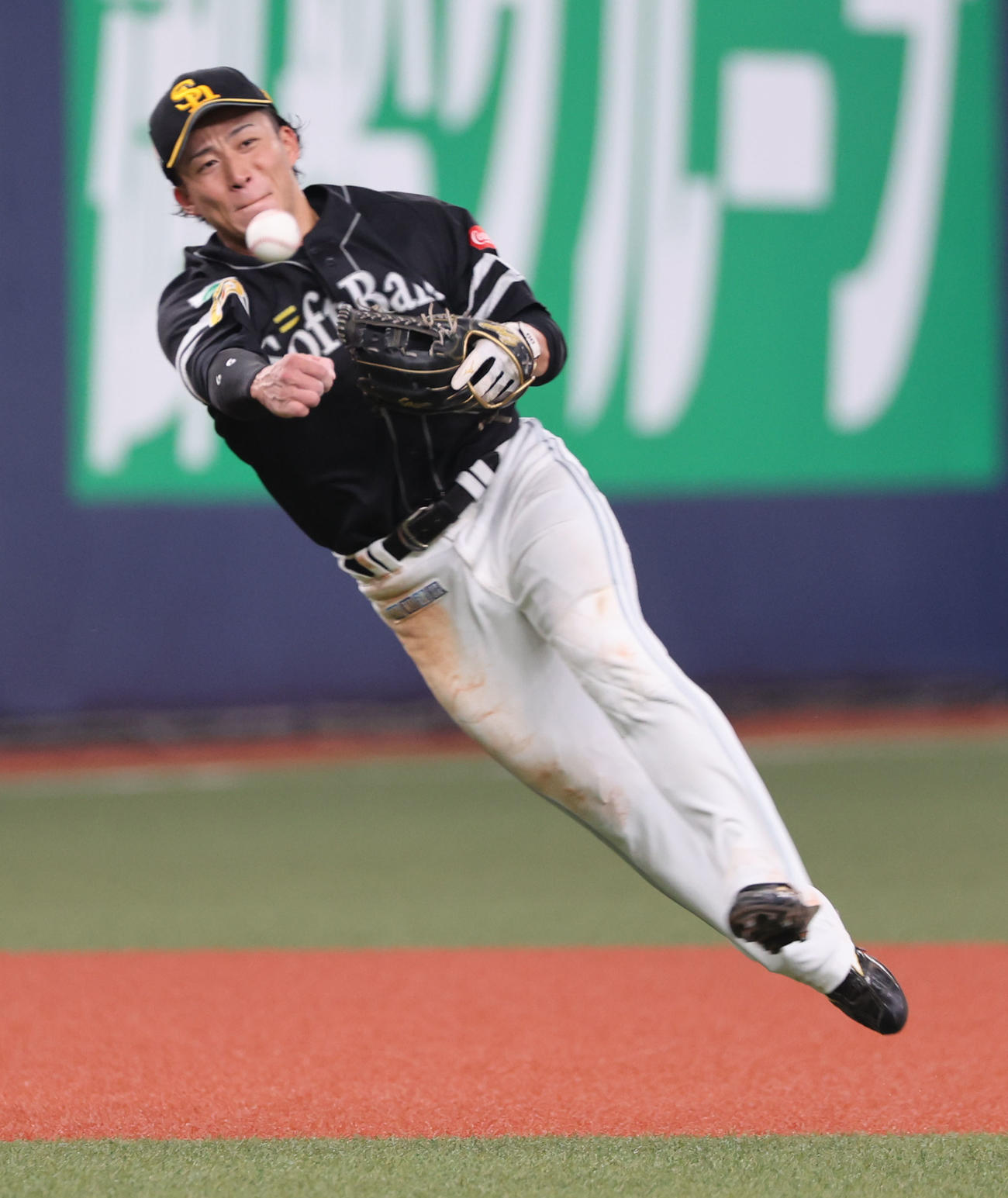 オリックス対ソフトバンク　6回裏オリックス1死、遊撃野村は杉本の打球を華麗にさばく（撮影・西尾就之）