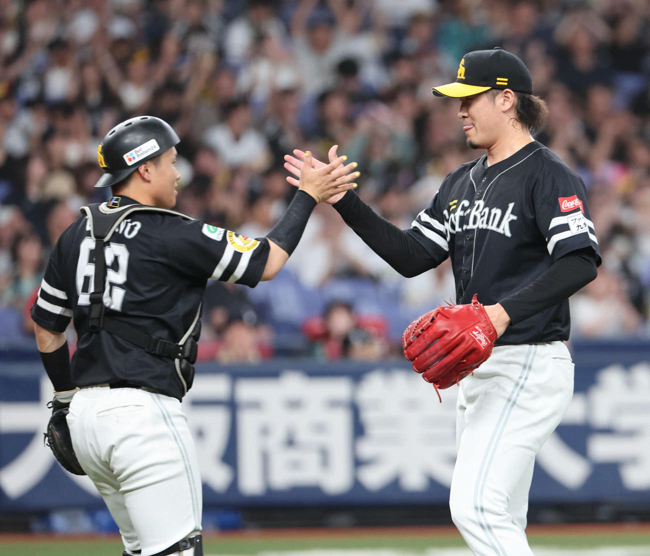 オリックス対ソフトバンク　最後を締めたソフトバンク杉山（右）は海野とタッチをかわす（撮影・西尾就之）