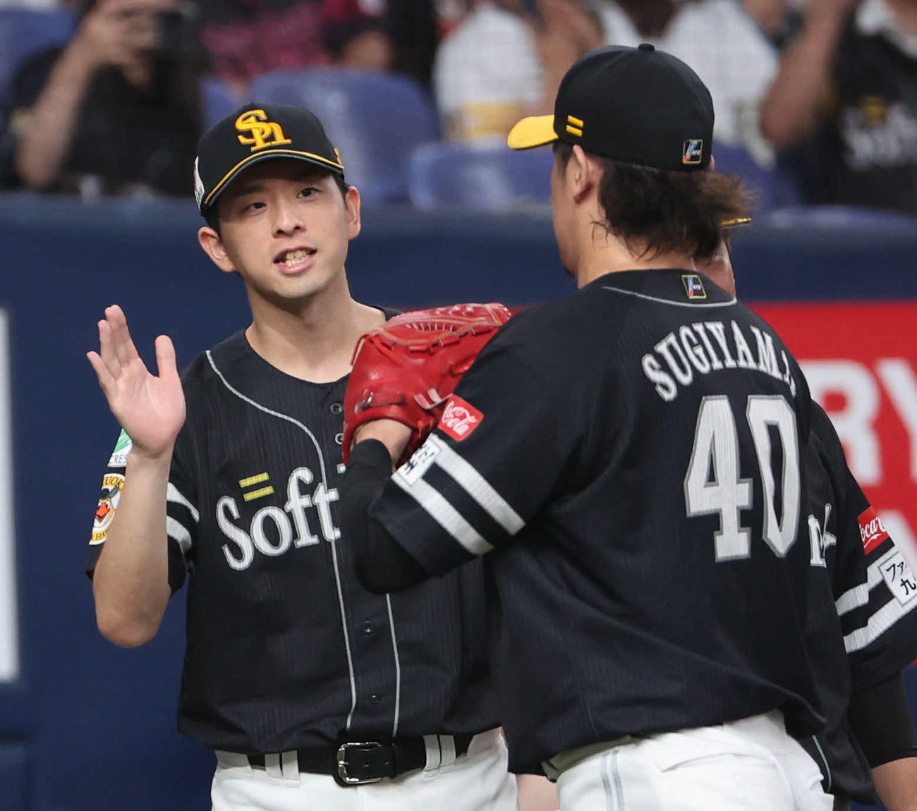 オリックス対ソフトバンク　6勝目を挙げたソフトバンク大関は最後を締めた杉山とタッチをかわす（撮影・西尾就之）