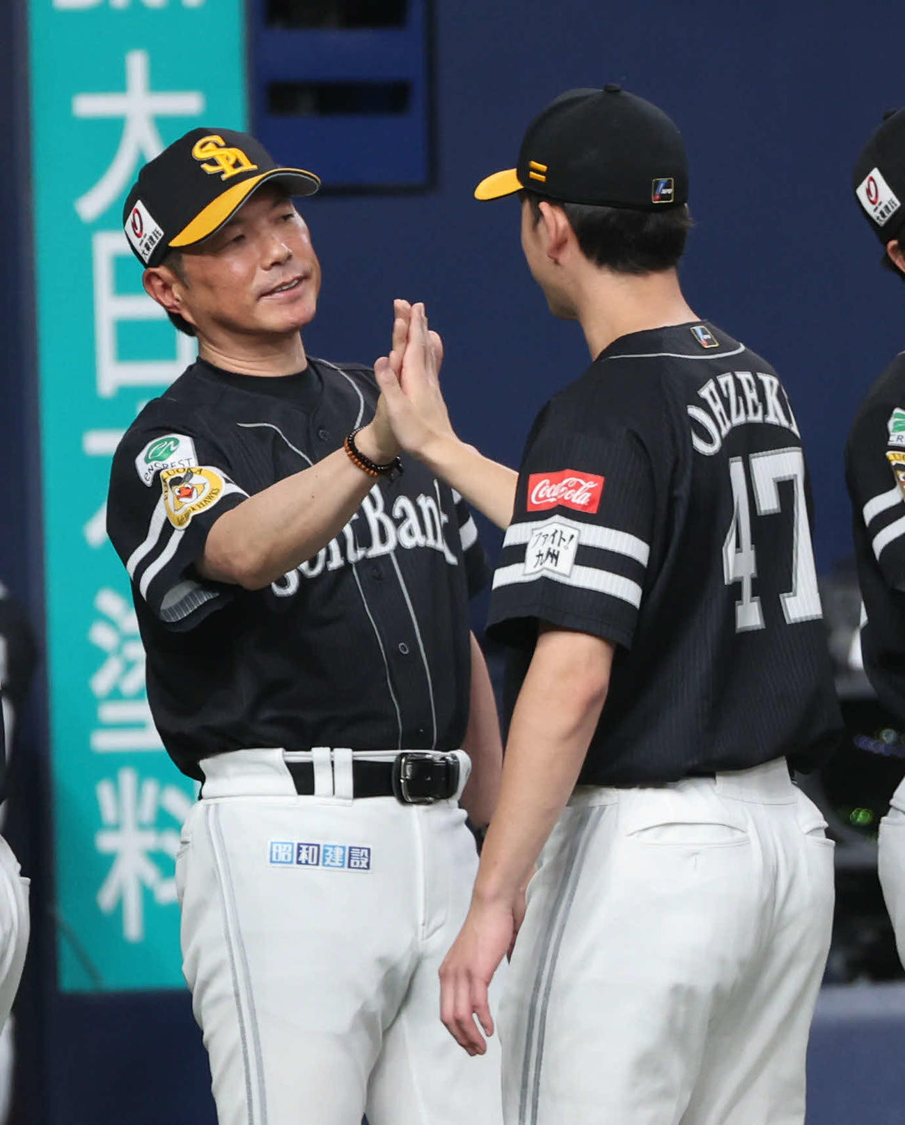 オリックス対ソフトバンク　6勝目を挙げたソフトバンク大関を出迎える小久保監督（撮影・西尾就之）