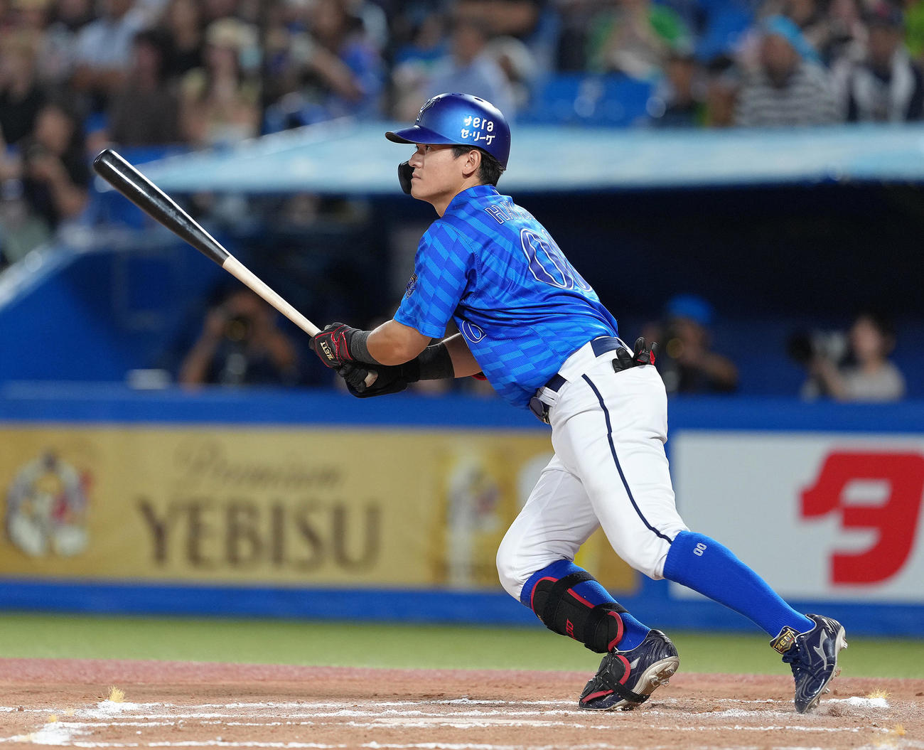 ヤクルト対DeNA 7回表DeNA1死二塁、林は中前適時打を放つ（撮影・足立雅史）