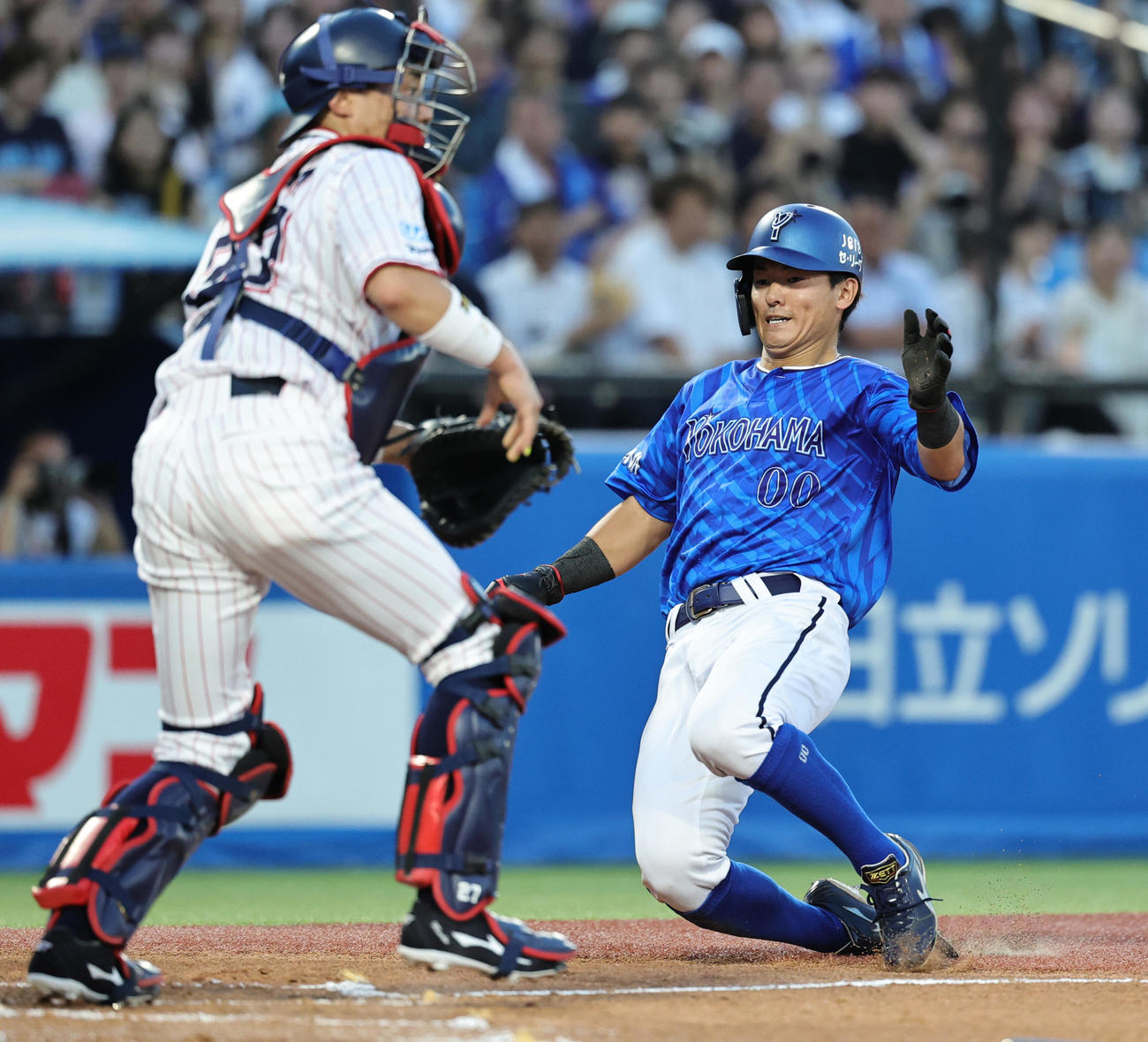 ヤクルト対DeNA 3回表DeNA2死二塁、佐野の右前適時打で生還する林（撮影・野上伸悟
