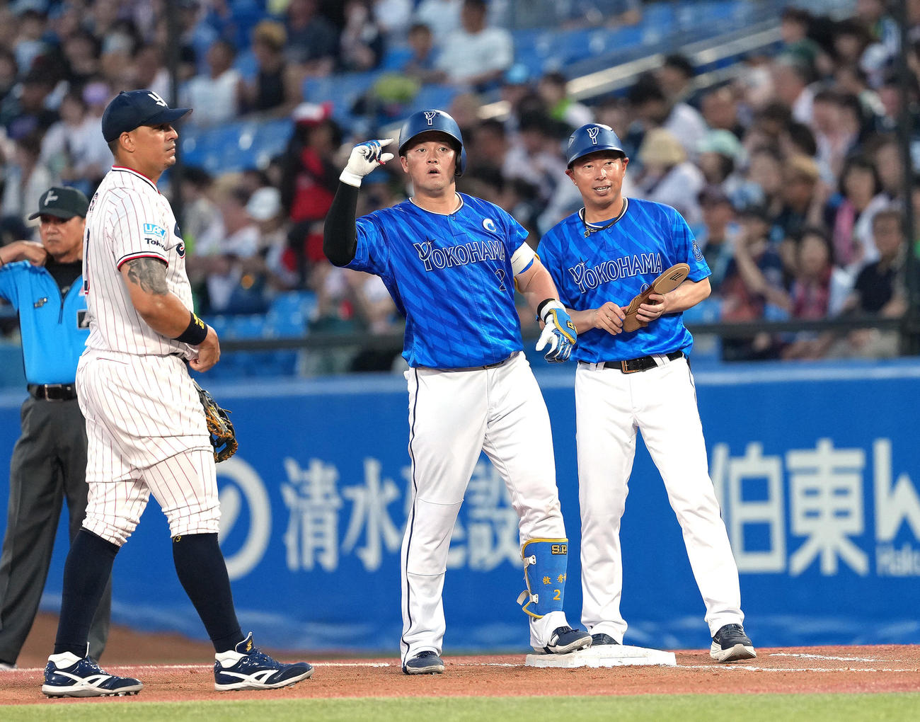 ヤクルト対DeNA 4回表DeNA無死、牧（中央）は中前打を放ちベンチにポーズ（撮影・足立雅史）