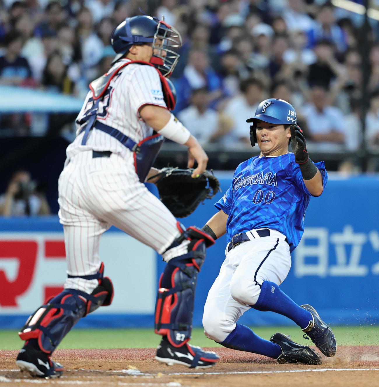 ヤクルト対DeNA 3回表DeNA2死二塁、佐野の右前適時打で生還する林（撮影・野上伸悟