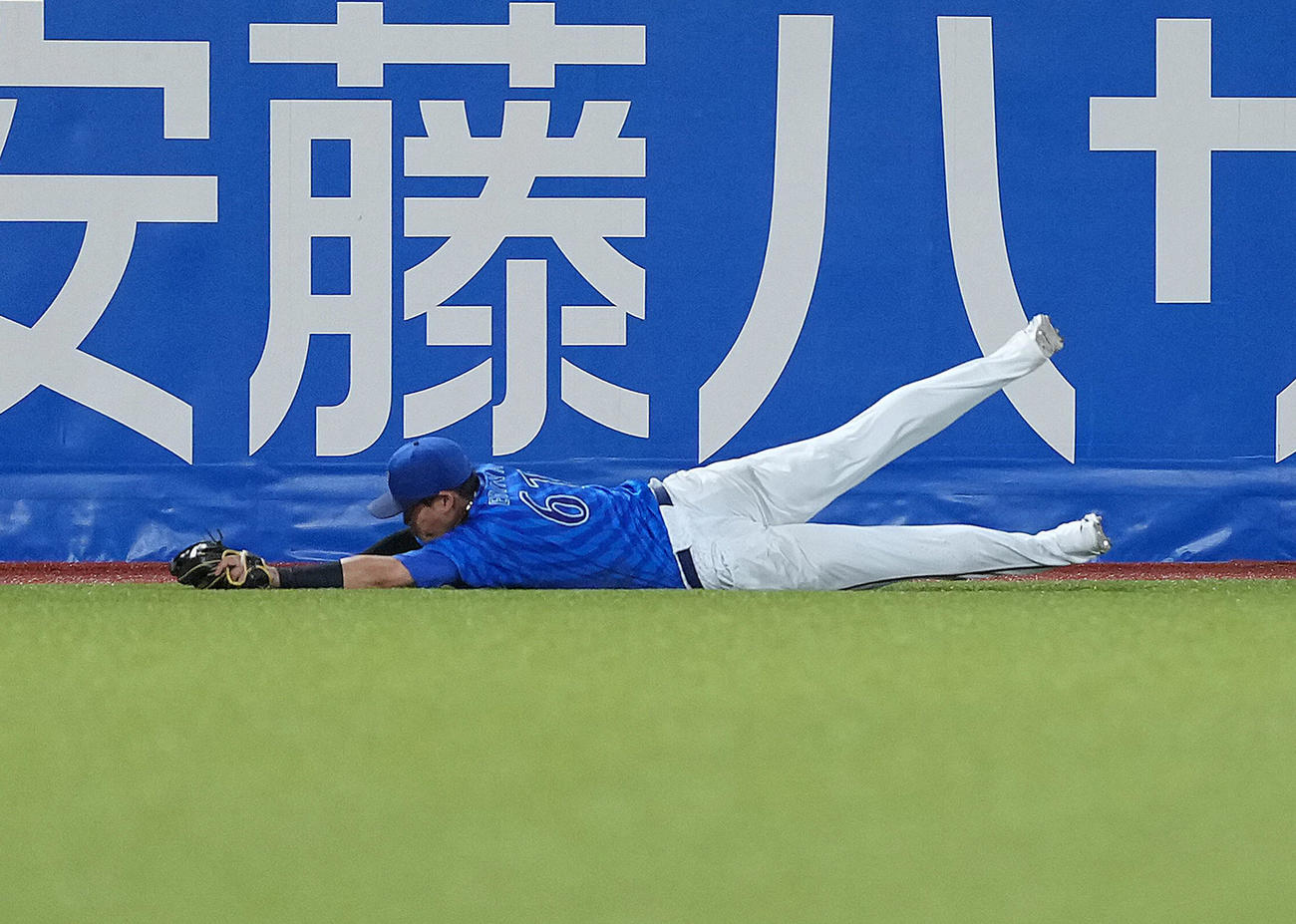ヤクルト対DeNA 12回裏ヤクルト2死、内山の打球を好捕する中堅手蝦名（撮影・足立雅史）