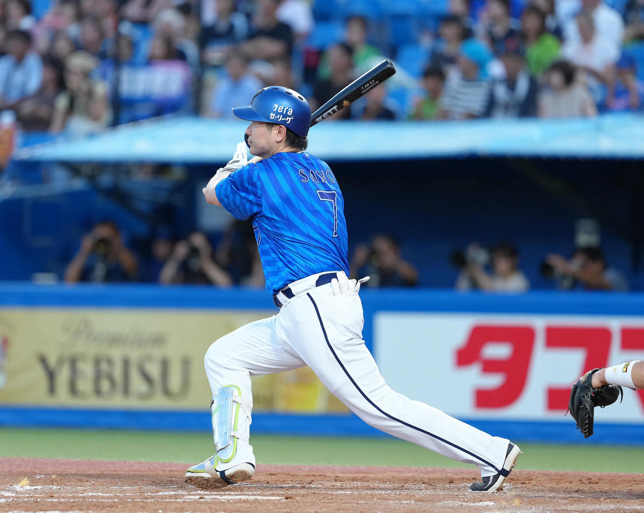 ヤクルト対DeNA 3回表DeNA2死二塁、佐野は右前適時打を放つ（撮影・足立雅史）