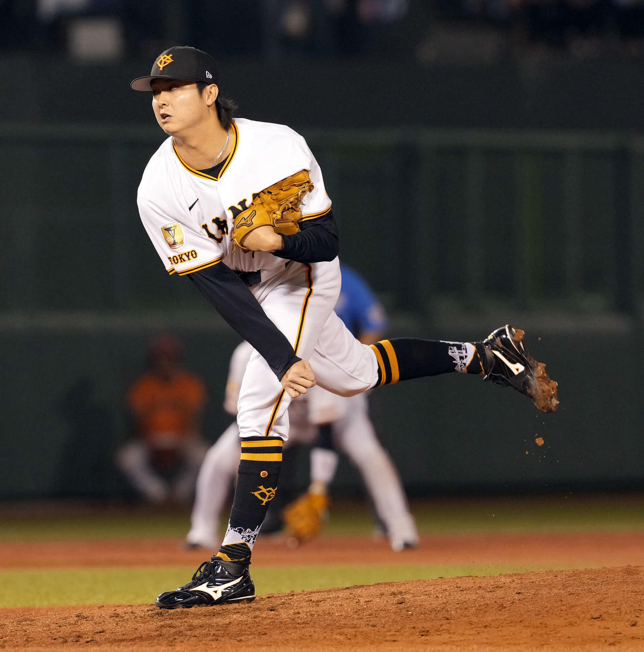 巨人対中日　67回途中からマウンドに上がった巨人田中瑛（撮影・たえ見朱実）