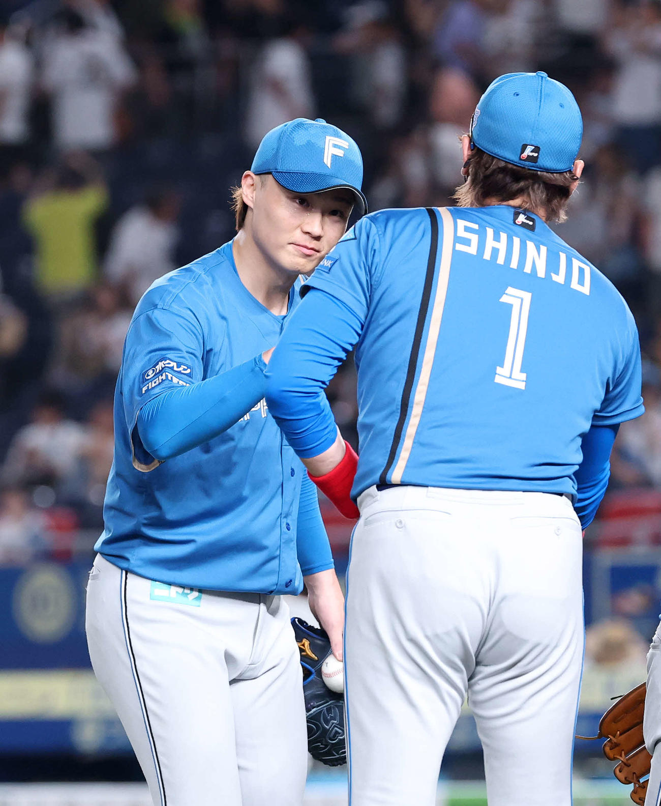 ロッテ対日本ハム　完投勝利した日本ハム山崎（左）は新庄監督とタッチ（撮影・鈴木正人）