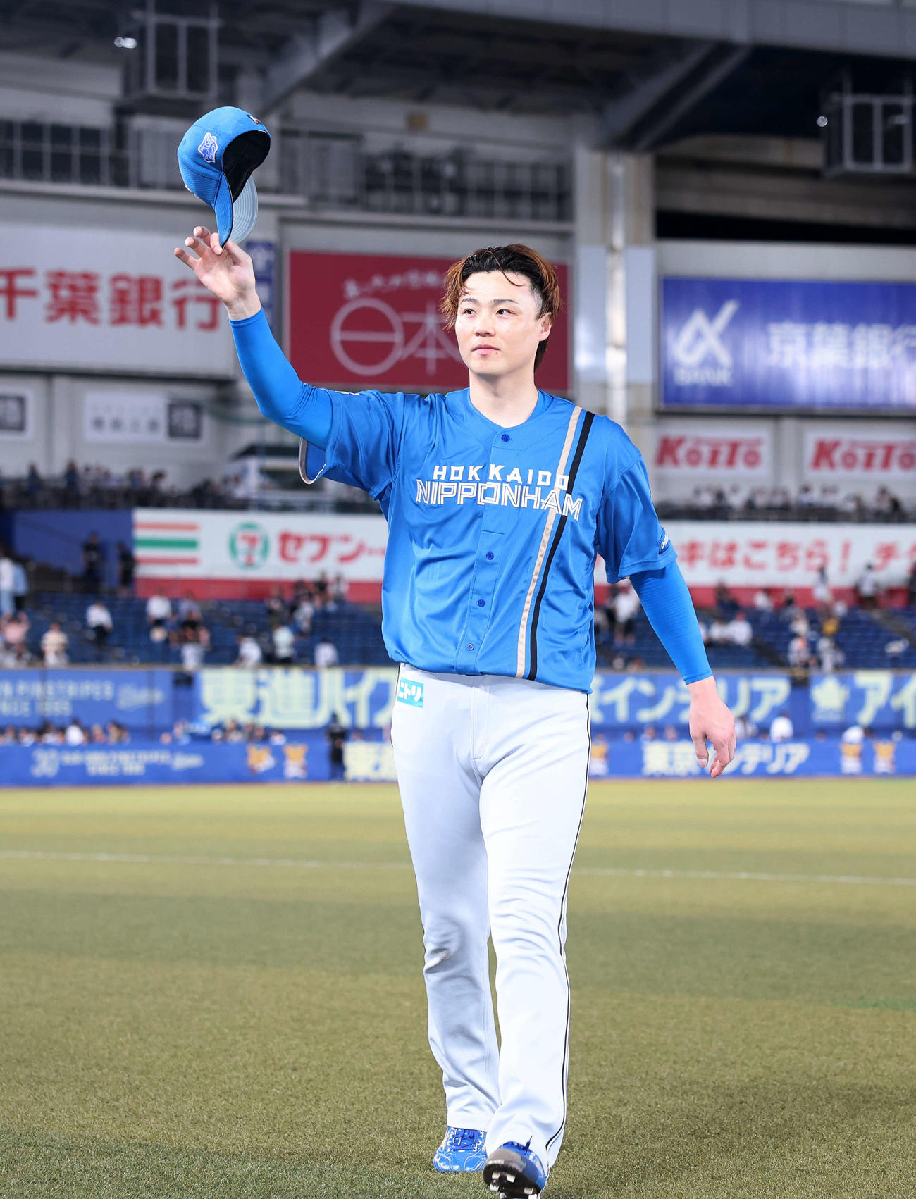 ロッテ対日本ハム　完投勝利しファンに手を振る日本ハム山崎（撮影・鈴木正人）