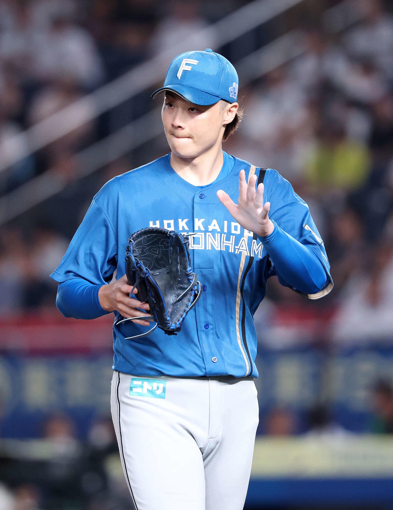 ロッテ対日本ハム　5回裏、ロッテの攻撃を抑えベンチに引き揚げる日本ハム山崎（撮影・鈴木正人）