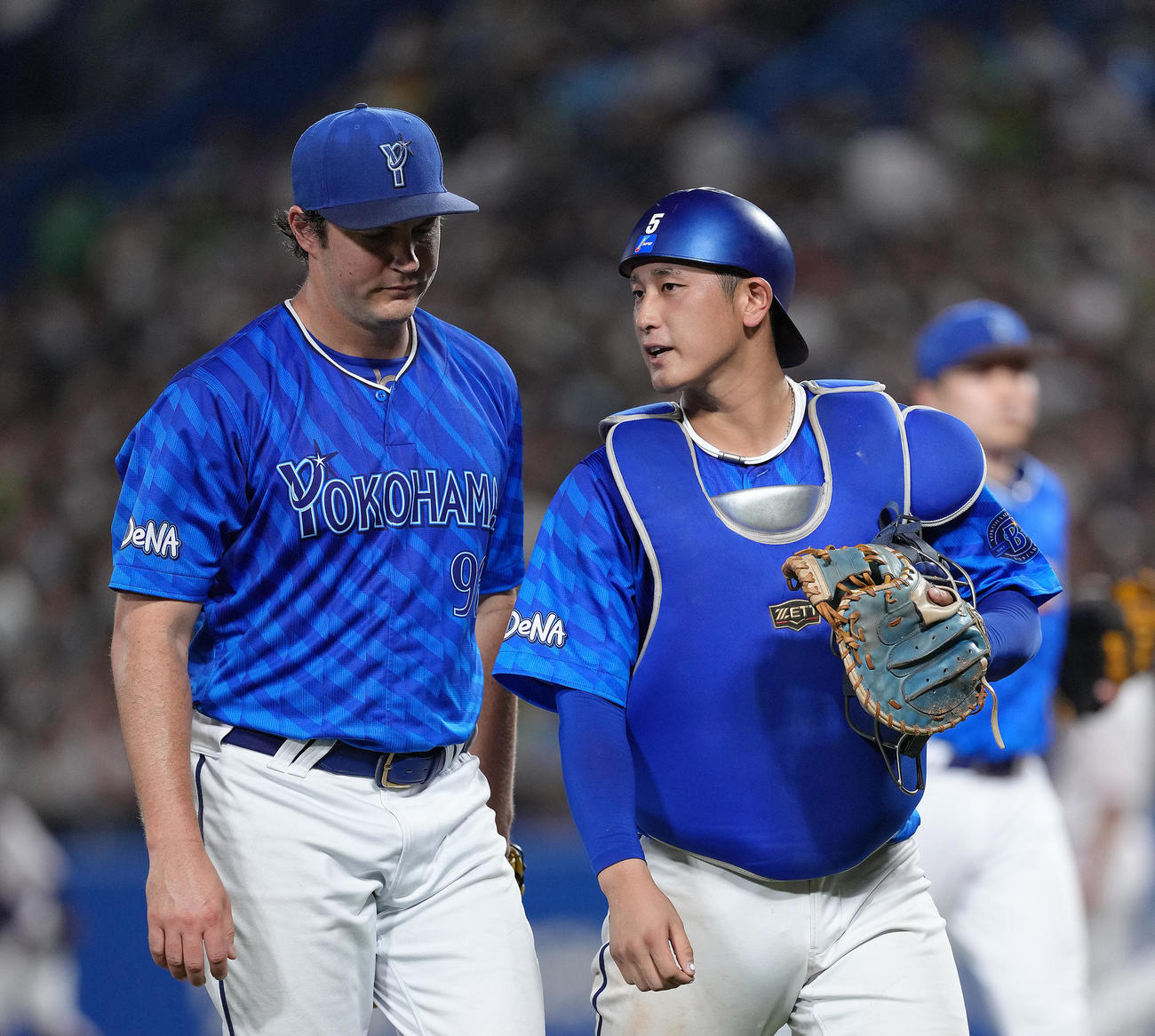 ヤクルト対DeNA 6回を終えたDeNAバウアー（左）は松尾と会話を交わしながらベンチに戻る（撮影・足立雅史）