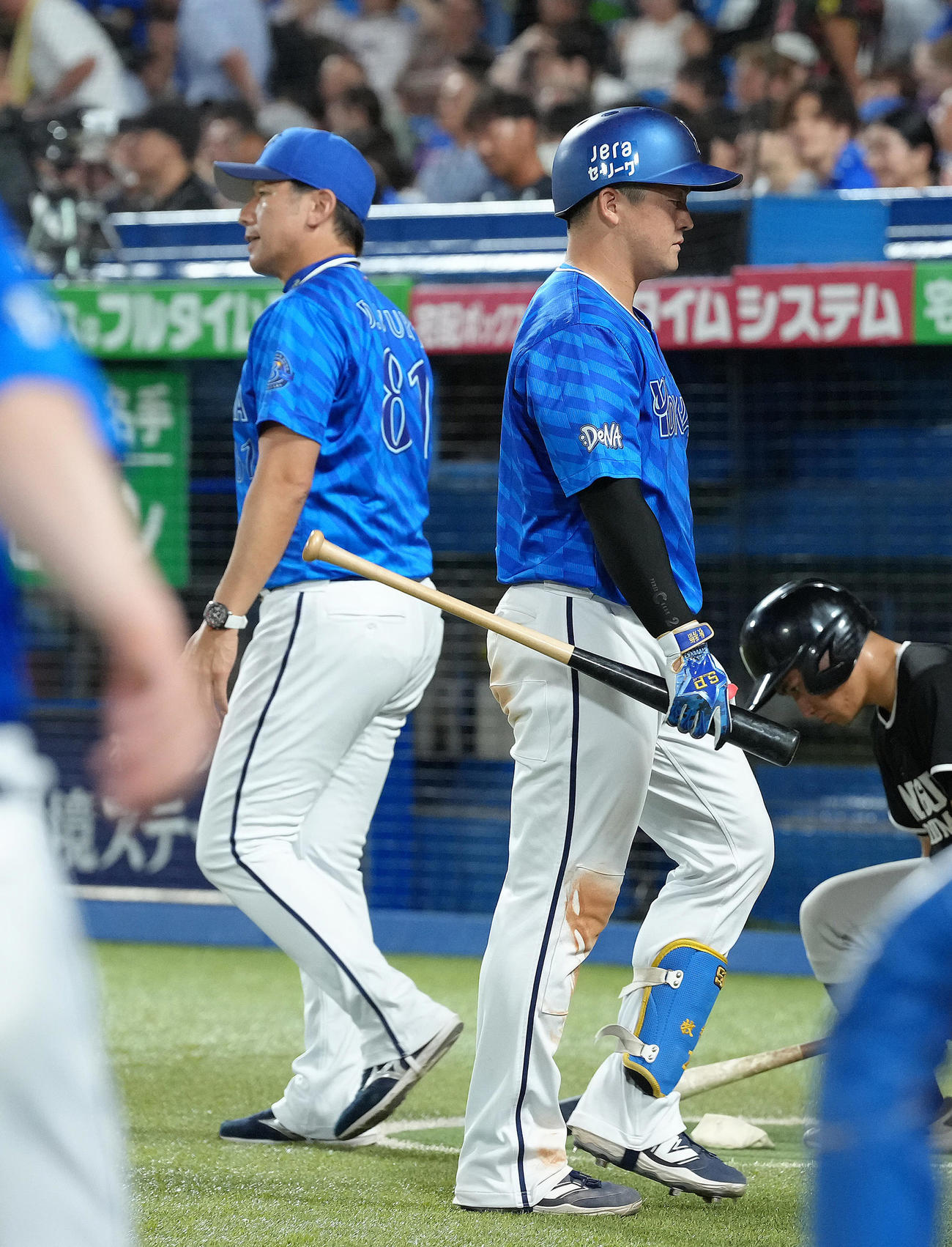 ヤクルト対DeNA 12回表DeNA2死一、二塁、牧（右）が空振り三振に倒れ、この日のチームの勝利がなくなる。左は三浦監督（撮影・足立雅史）