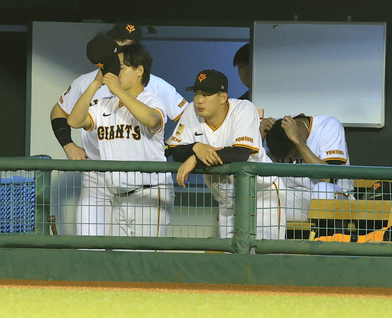 巨人対中日　9回表中日2死二、三塁、細川に逆転3点本塁打を許したマルティネス（右）はベンチで頭を抱える（撮影・浅見桂子）