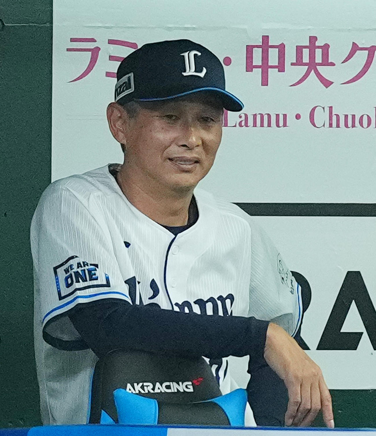 西武対楽天　試合を見守る西武西口監督（撮影・菅敏）