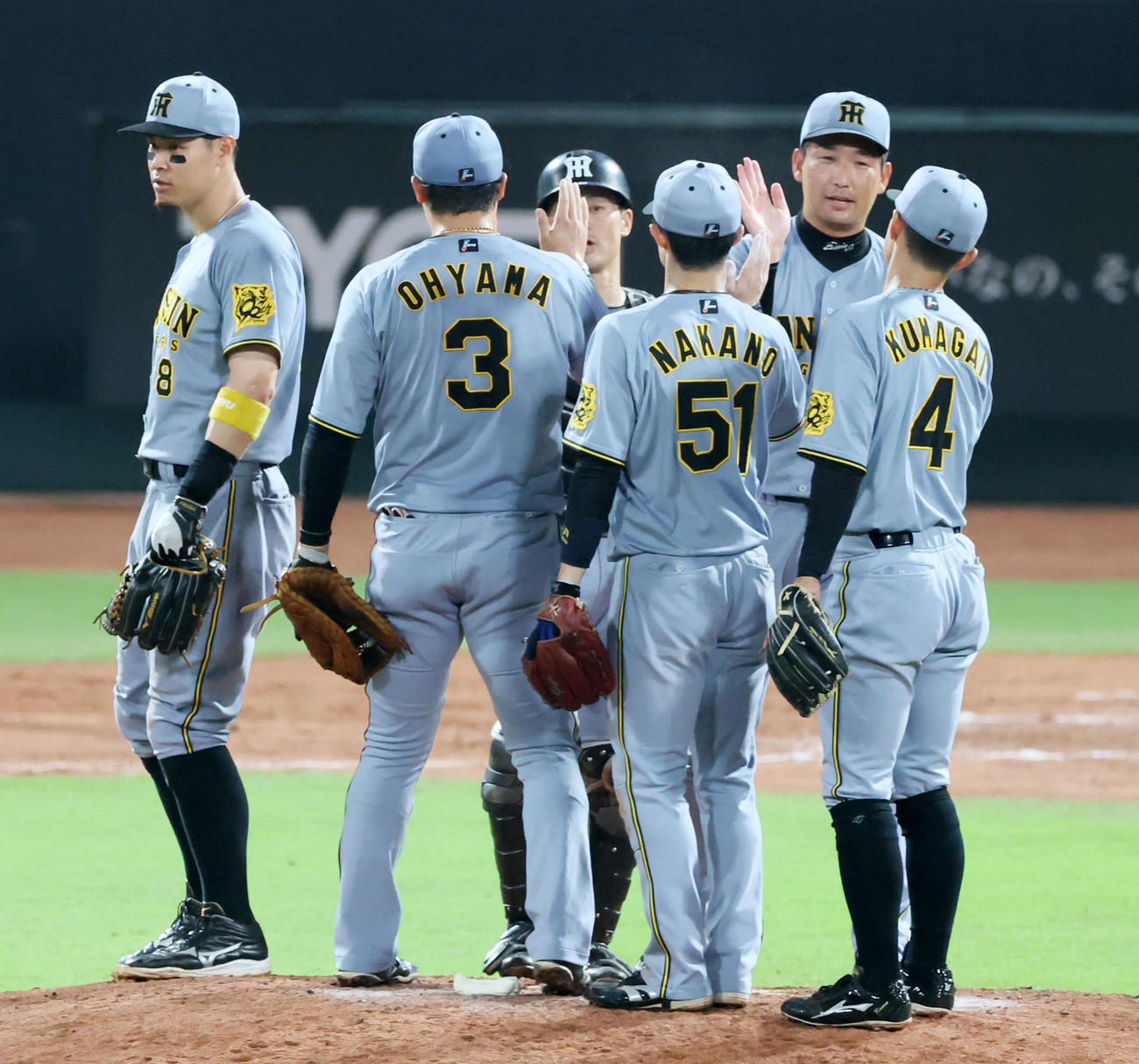 広島対阪神　広島に勝利しマウンドでナインとタッチする岩崎（撮影・加藤哉）