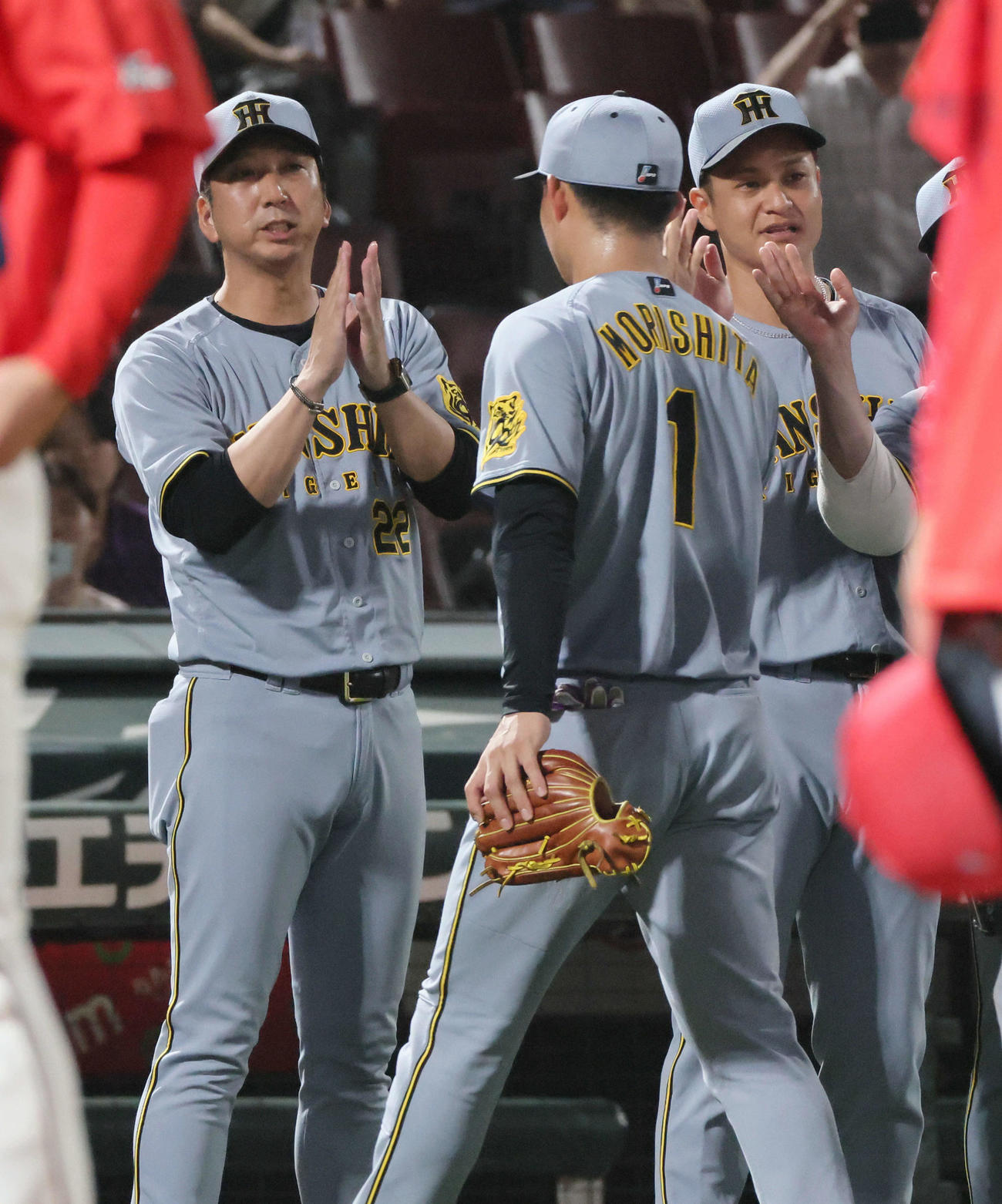 広島対阪神　ナインを迎える藤川監督（左）と先発の大竹（右）（撮影・加藤孝規）