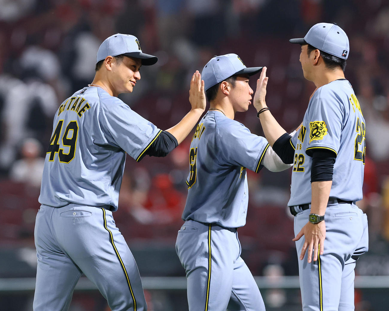 広島対阪神　広島に勝利し、藤川監督（右）とタッチを交わす阪神大竹（撮影・藤尾明華）