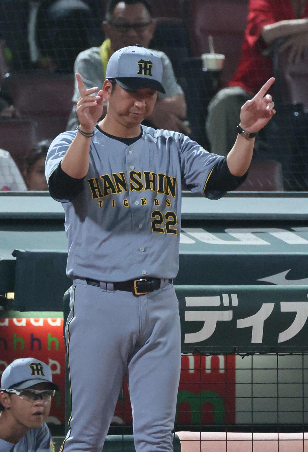 広島対阪神　9回表阪神1死、佐藤輝の内野安打アウト判定にリクエストする藤川監督（撮影・加藤孝規）