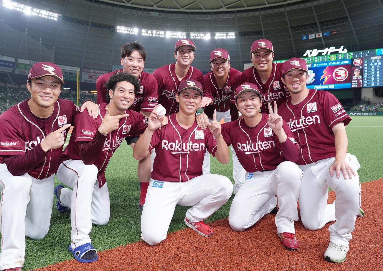 プロ初勝利を飾り、投手陣から祝福される楽天柴田（前列中央）（撮影・菅敏）
