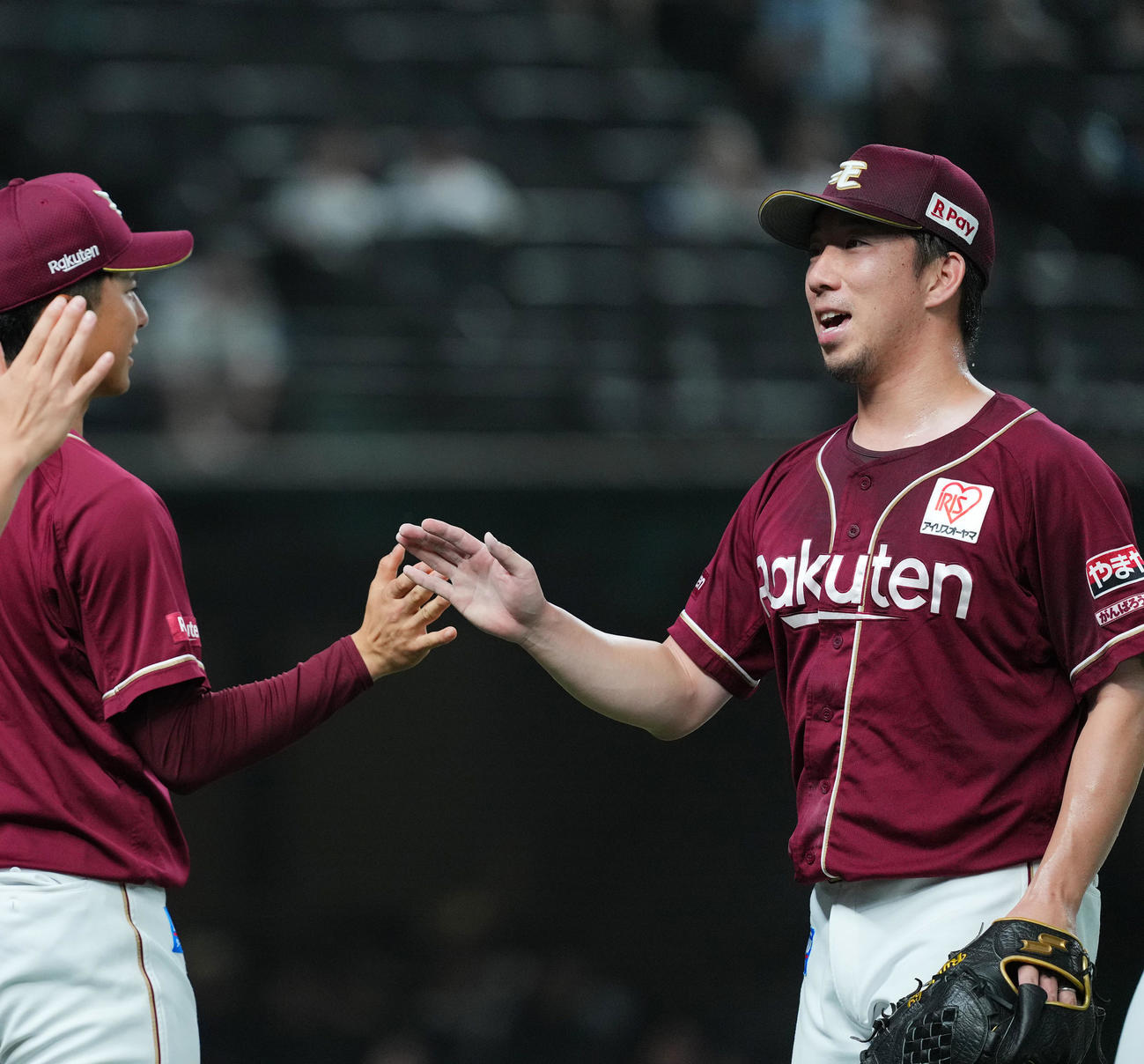 西武対楽天　2回裏西武1死満塁、源田を併殺打に仕留め、笑顔でベンチに戻る今野（右）（撮影・菅敏）