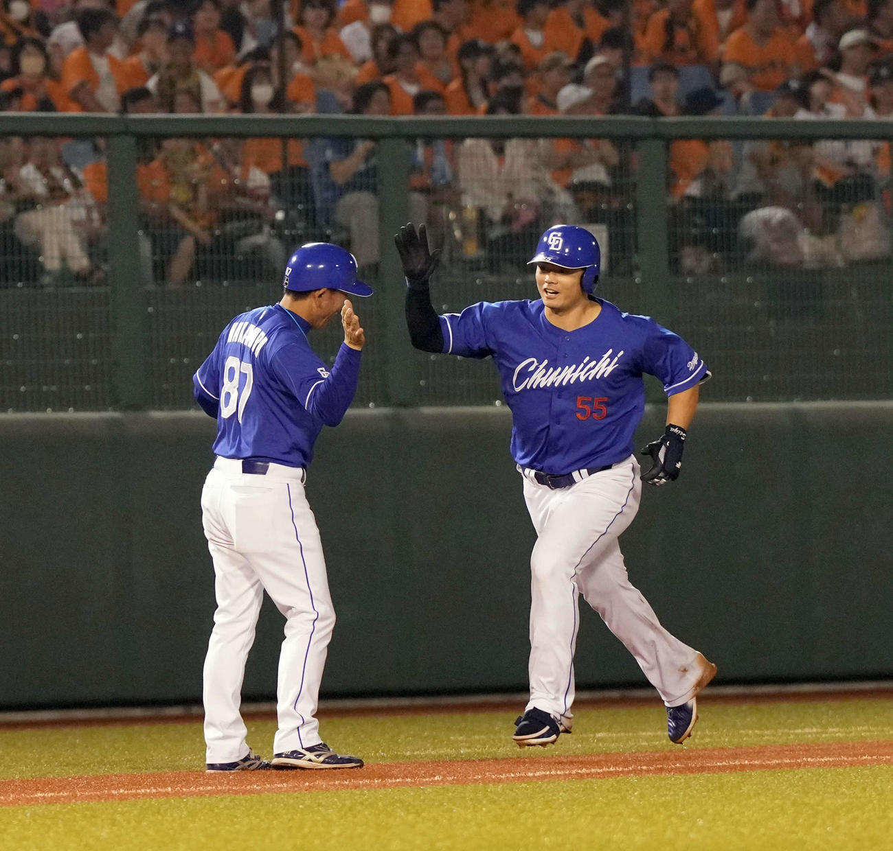 巨人対中日　9回表中日2死二、三塁、勝ち越しの3点本塁打を放った細川（撮影・たえ見朱実）