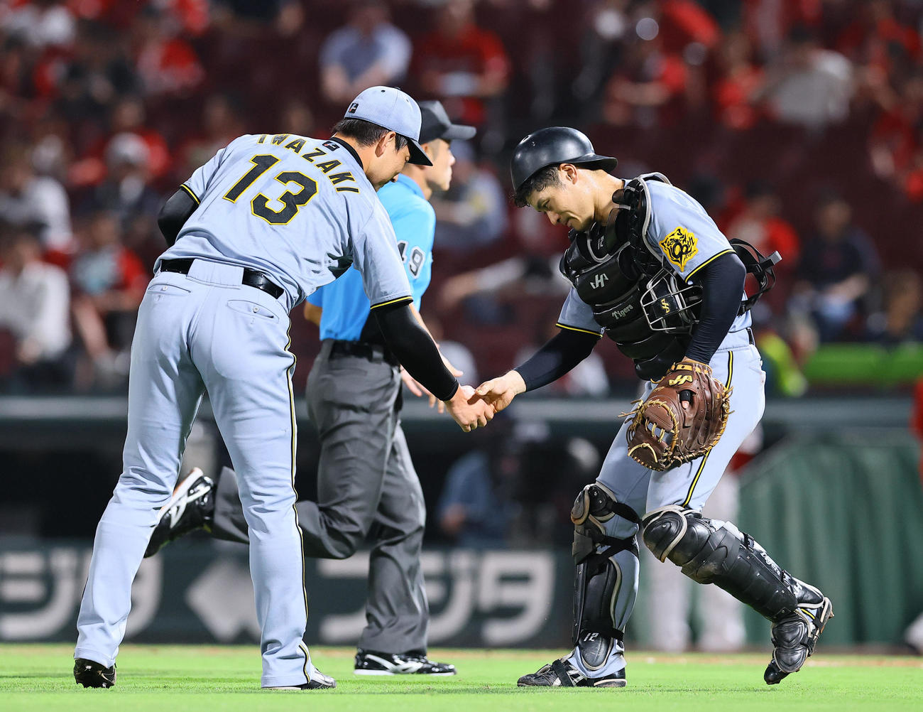 広島対阪神　広島に勝利し、握手を交わす阪神岩崎（左）と坂本（撮影・藤尾明華）