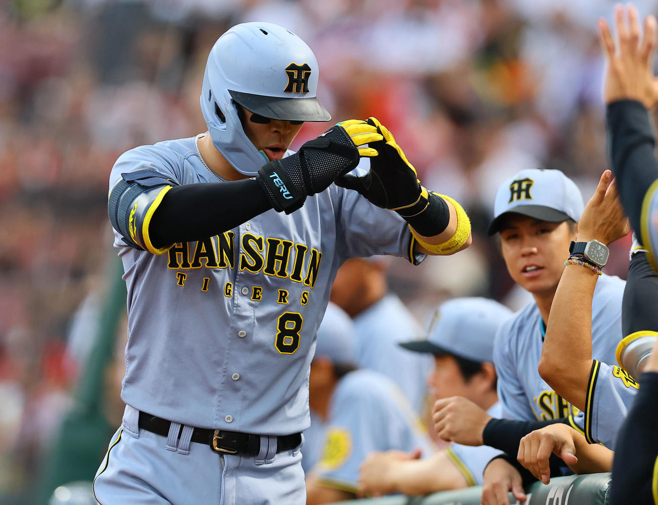 先制本塁打を放ちナインとポーズを決める佐藤輝明（撮影・藤尾明華）