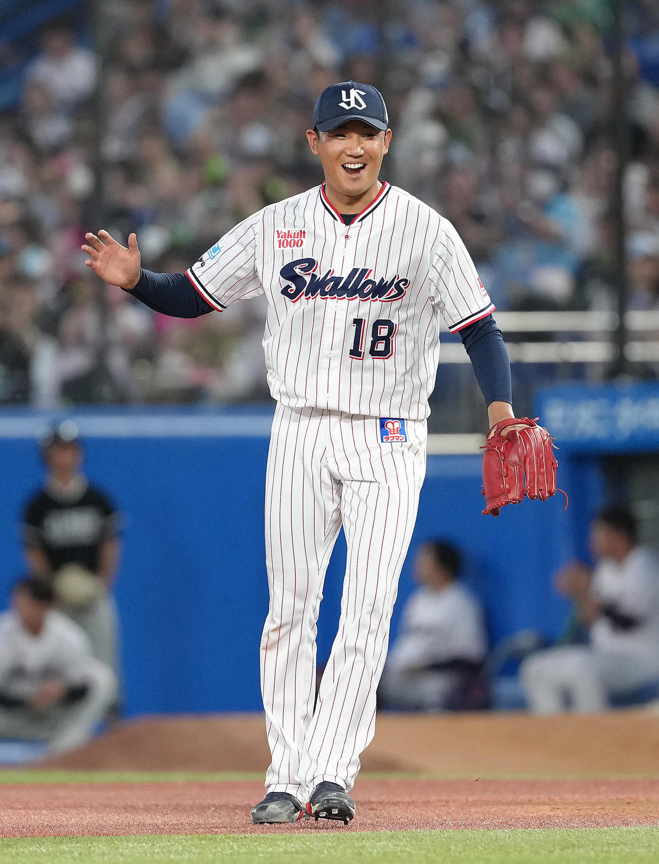ヤクルト対DeNA 4回表DeNA2死三塁、関根を一ゴロに仕留め笑顔を見せる奥川（撮影・足立雅史）