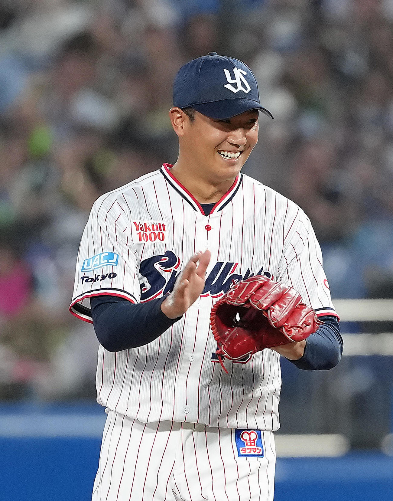 ヤクルト対DeNA 4回表DeNA2死三塁、関根を一ゴロに仕留め笑顔を見せる奥川（撮影・足立雅史）