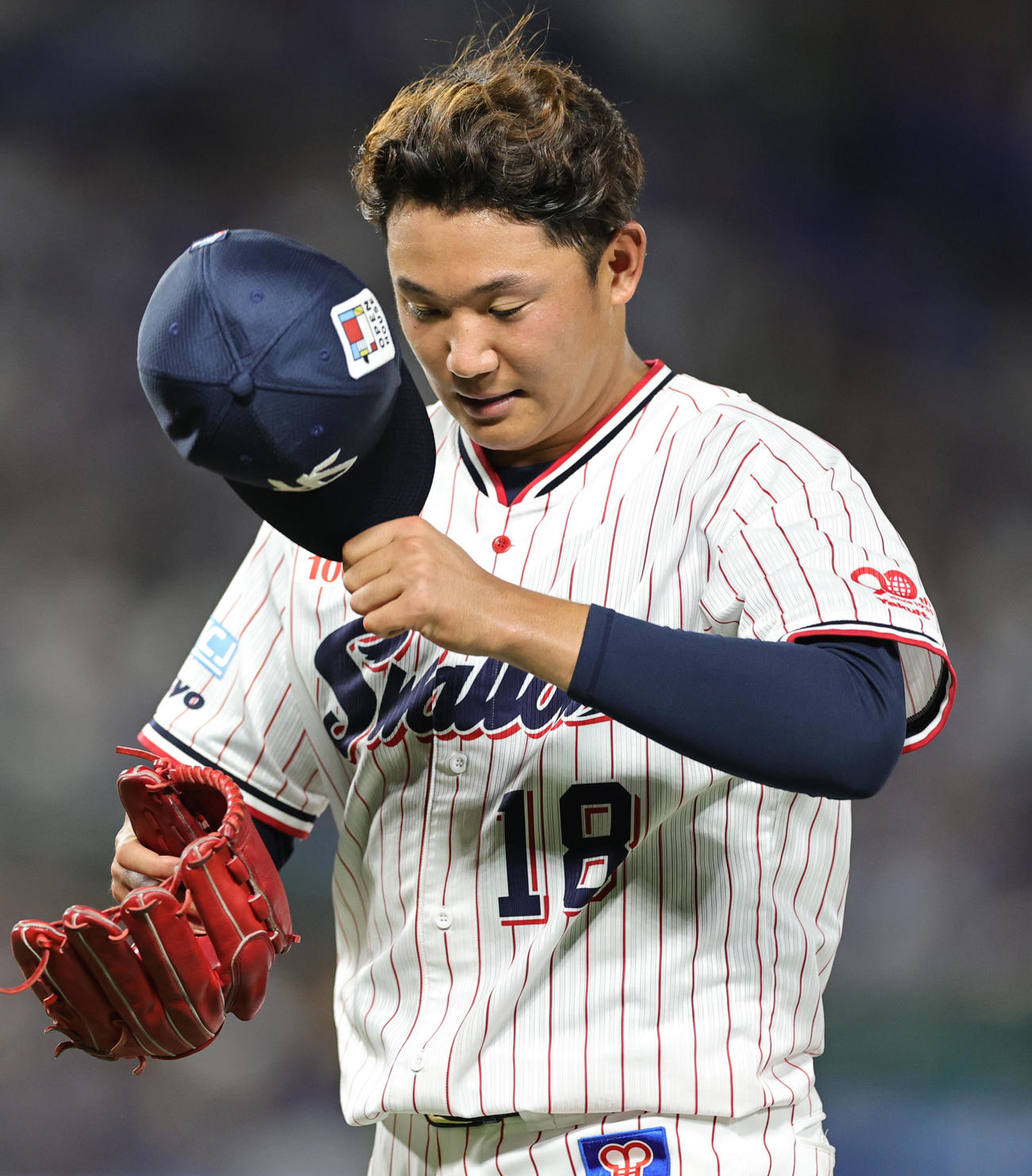 ヤクルト対DeNA 7回表DeNA2死一、二塁、降板する奥川（撮影・野上伸悟