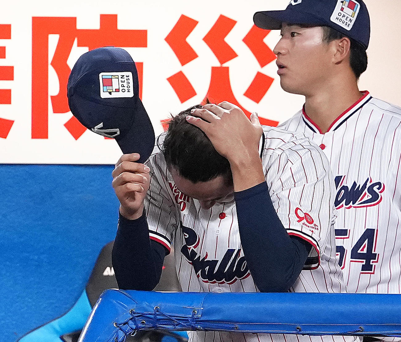 ヤクルト対DeNA 7回、DeNAに逆転を許し、ベンチで悔しがるヤクルト奥川（撮影・足立雅史）