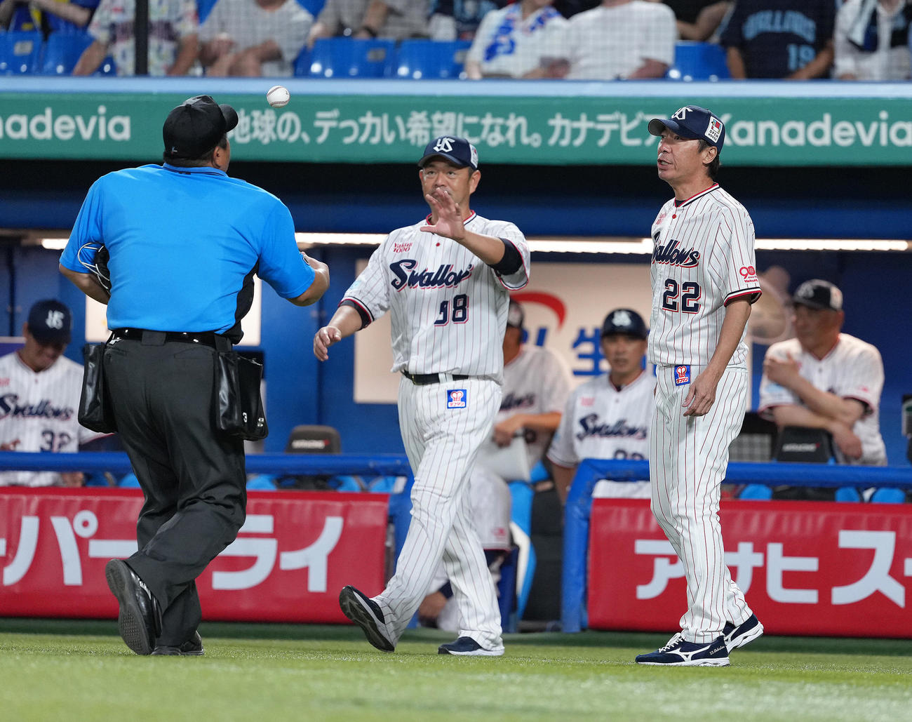 ヤクルト対DeNA 7回途中、ヤクルト奥川の交代を告げる高津監督（右）（撮影・足立雅史）